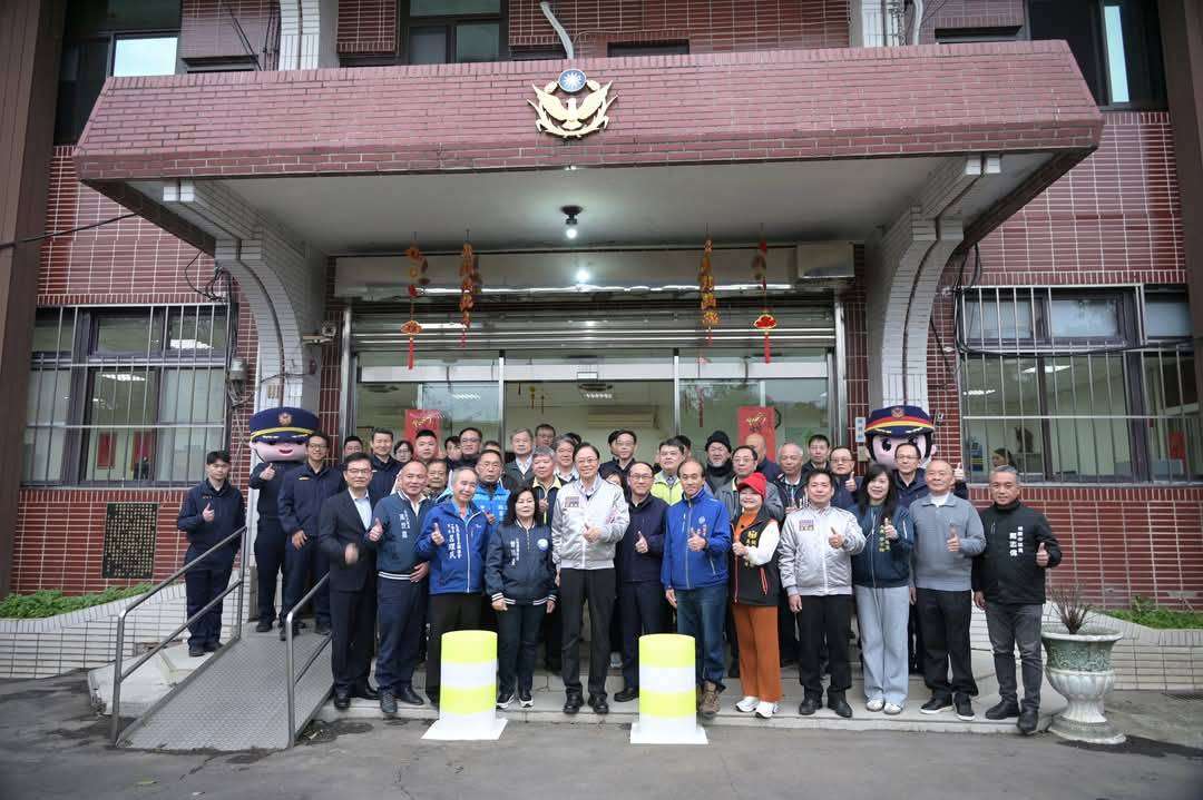 年節守護治安不打烊 張善政贈大溪警禮券、禮盒 S 233308223 0