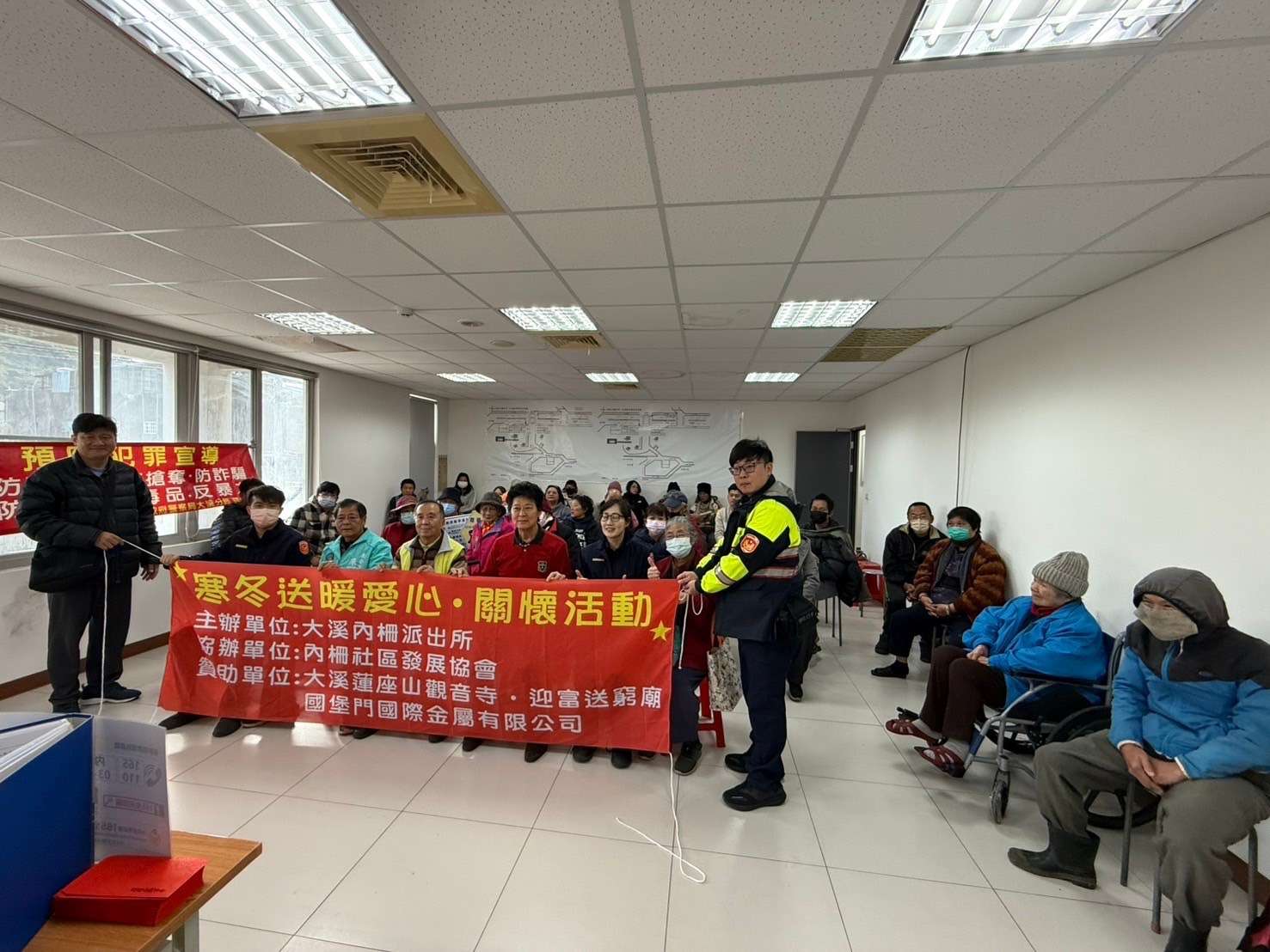 大溪警聯合公益團體送暖寒冬 幫助50戶弱勢家庭過好年 S 233701386 0
