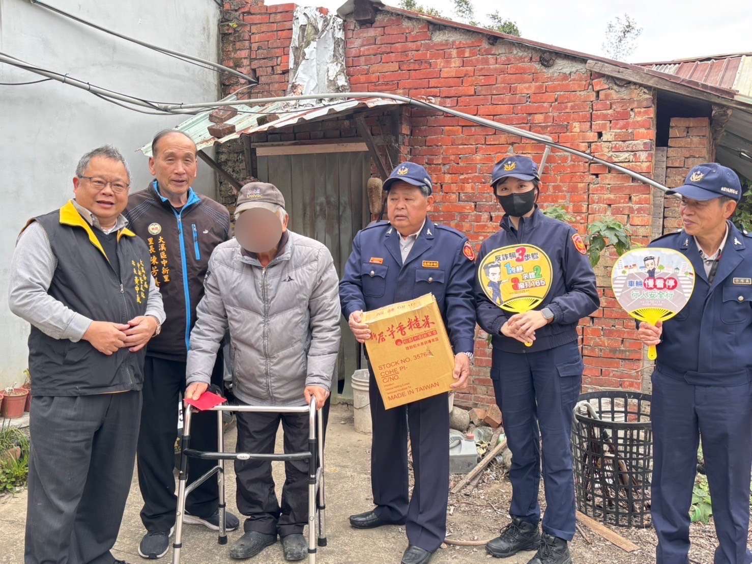大溪中新派出所、警友站攜手送暖 12戶弱勢家庭受惠 S 234414118 0