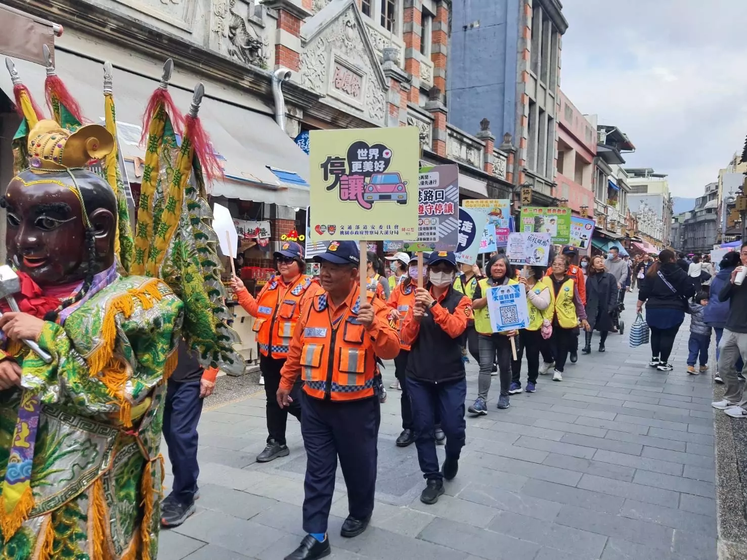 大溪警年節強化安全意識 神將支援宣導吸引民眾目光 大溪警年節強化安全意識 神將支援宣導吸引民眾目光