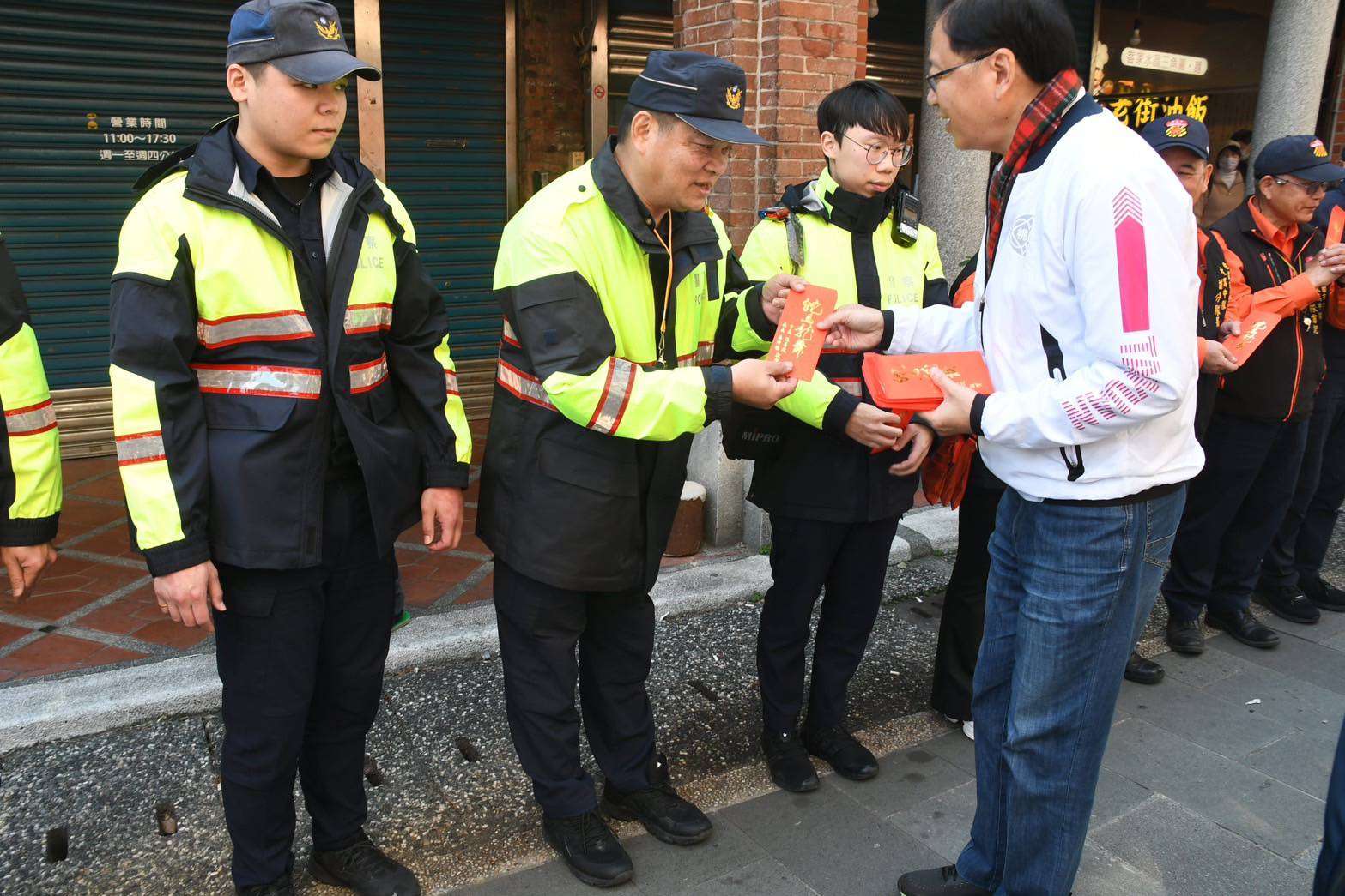 張善政初二大溪參香發福袋 感謝員警春節期間辛勞付出 S 235552782 0