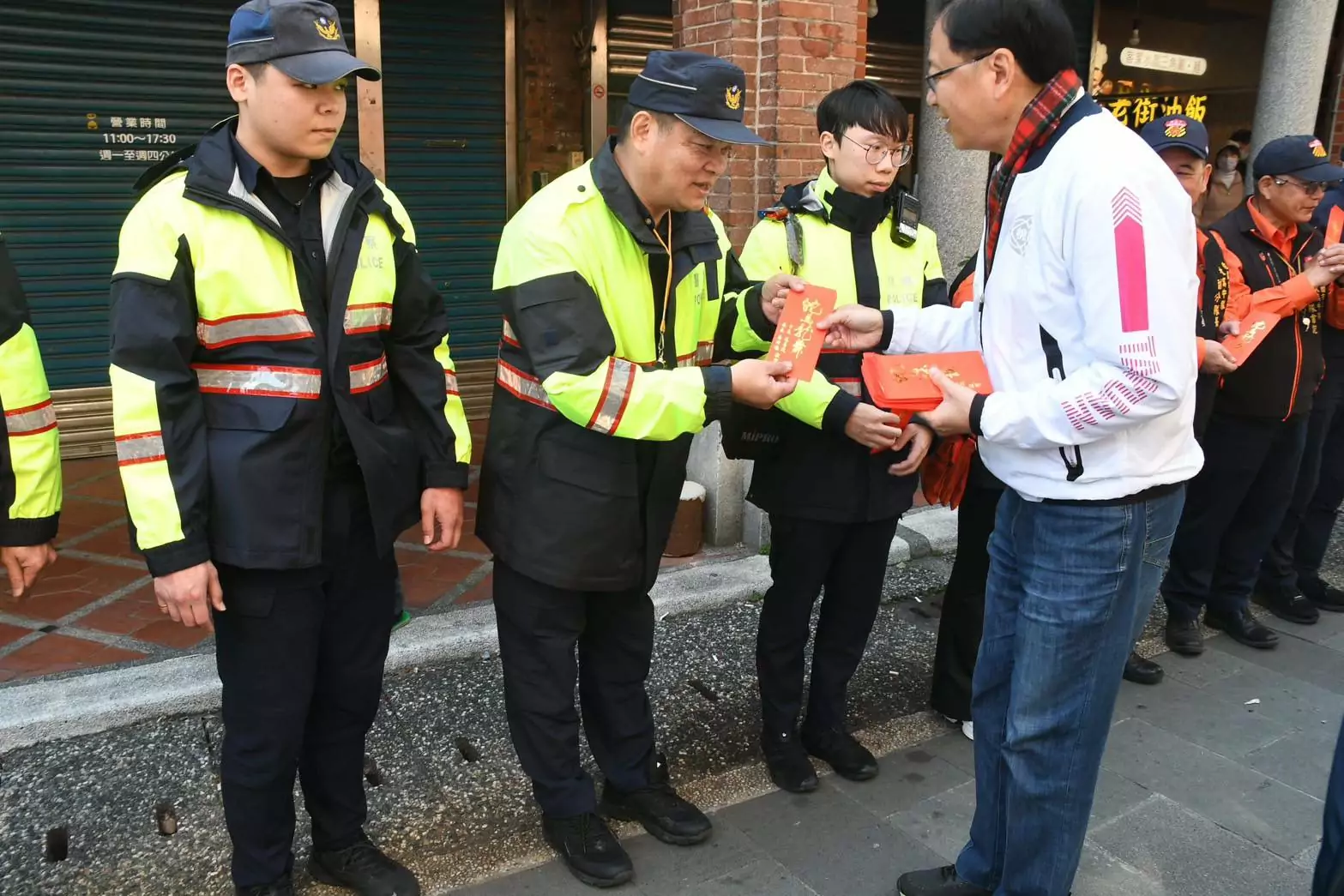 張善政初二大溪參香發福袋 感謝員警春節期間辛勞付出 S 235552782 0