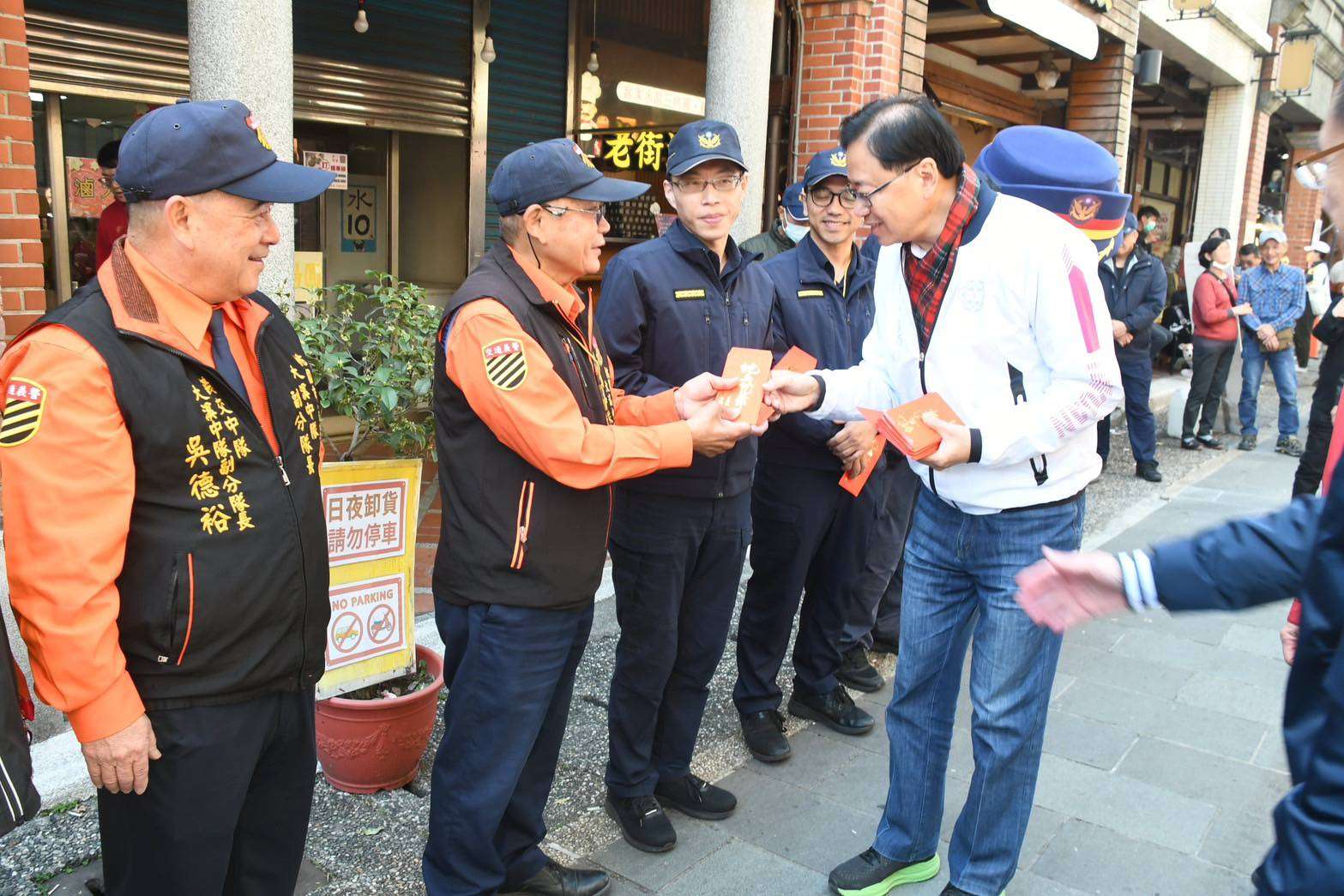 張善政初二大溪參香發福袋 感謝員警春節期間辛勞付出 S 235552784 0