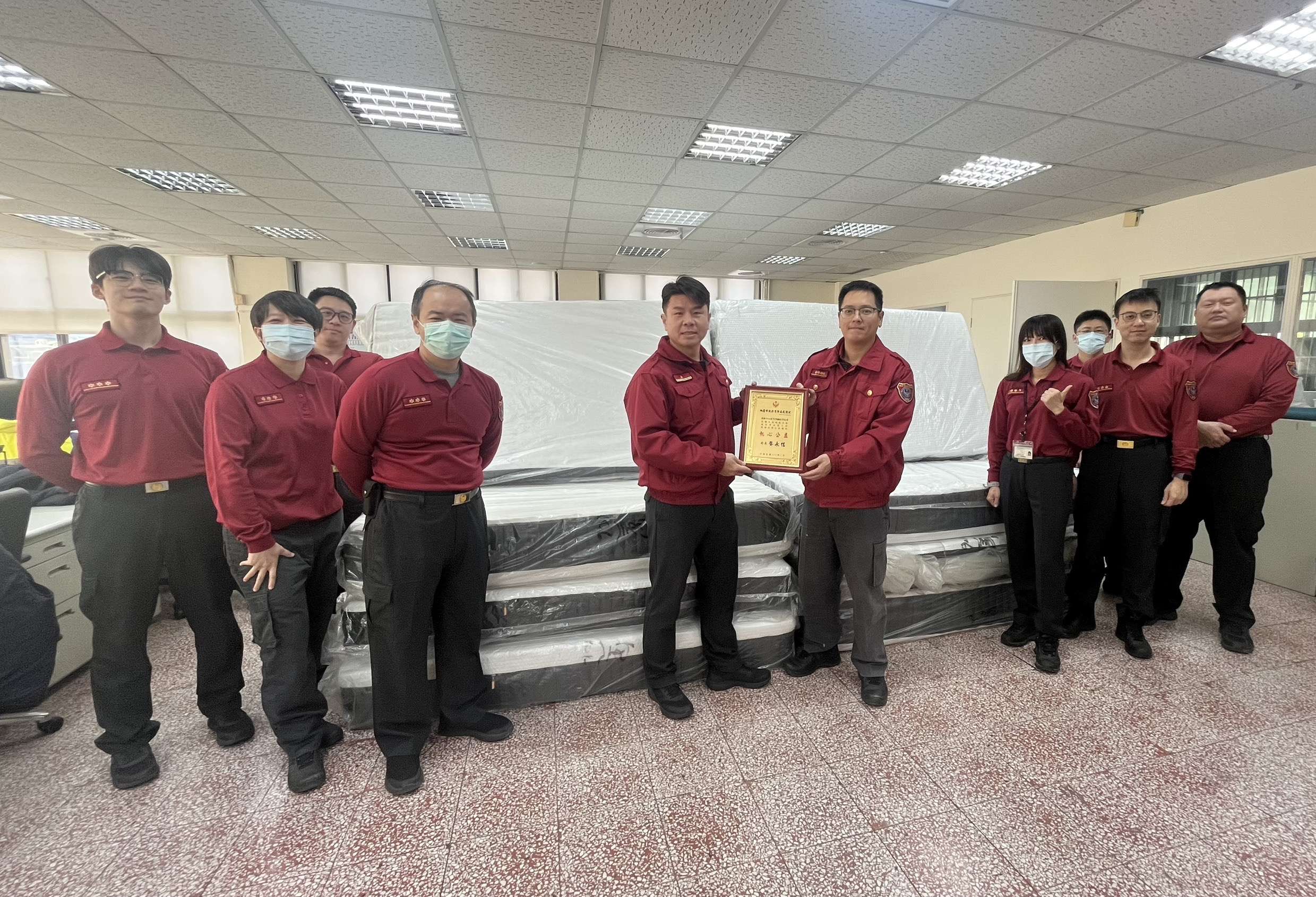 寢具業者熱心公益致贈床墊 提升桃消迴龍分隊休息環境 S 285794369 0