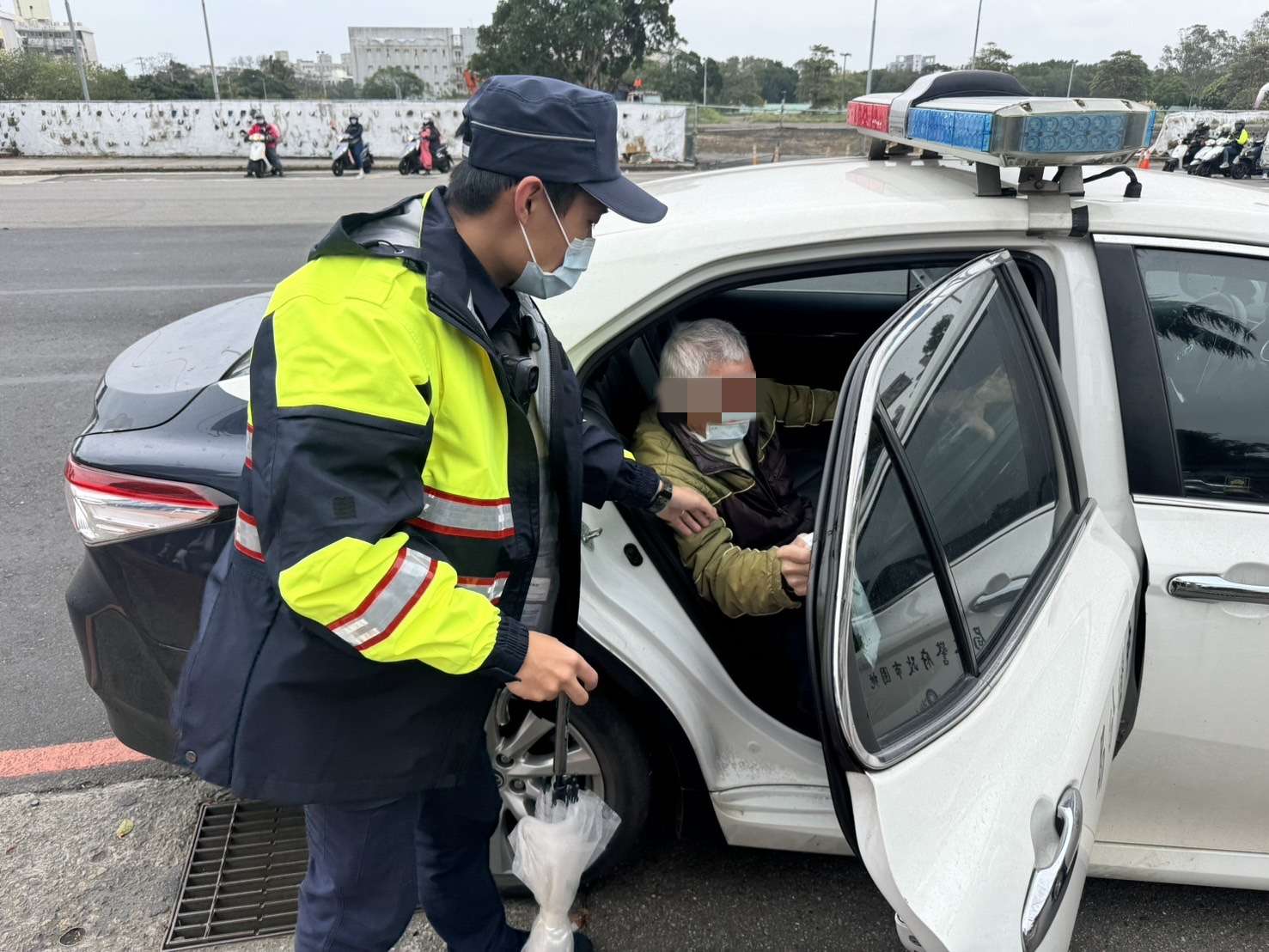 老翁倒人行道 民眾以為發生車禍急向壢警報案 S 295837703 副本 0