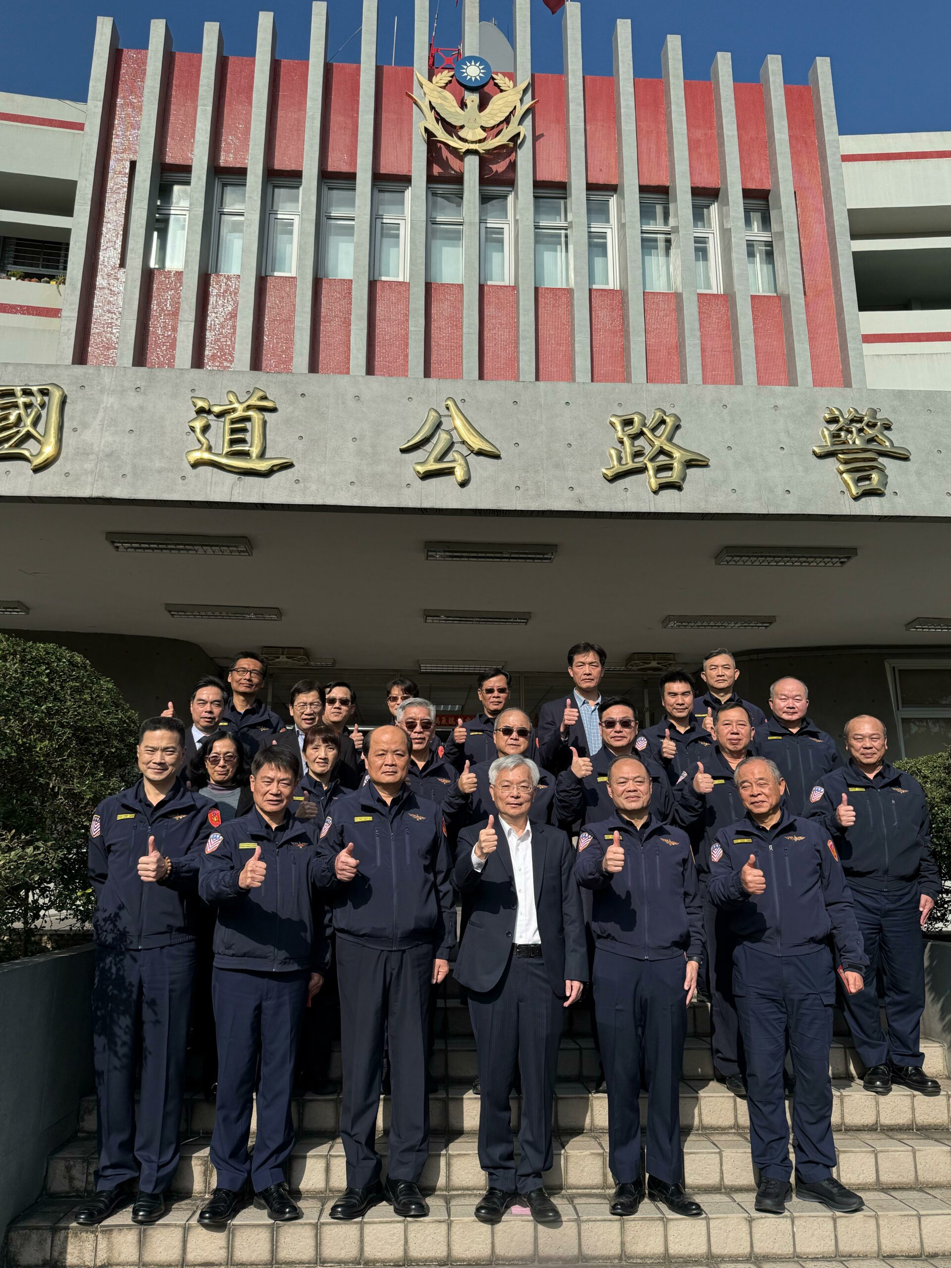 紅斑馬堅守崗位保護國道安全 高公局曝這天車流量最大 S 3530874 scaled