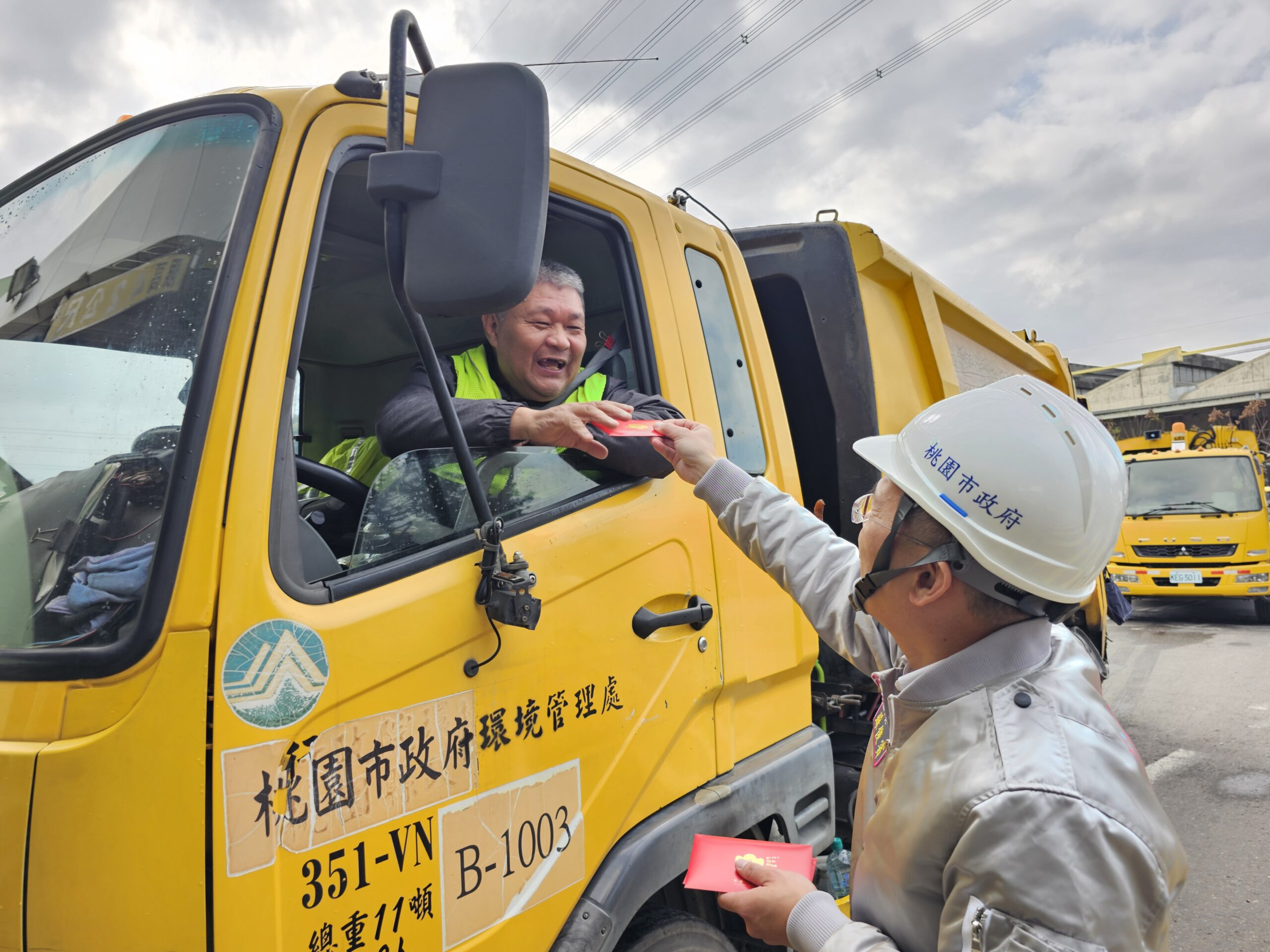 桃園清潔隊加班清運維護市容 蘇俊賓赴欣榮焚化爐發福袋 S 36675609 scaled