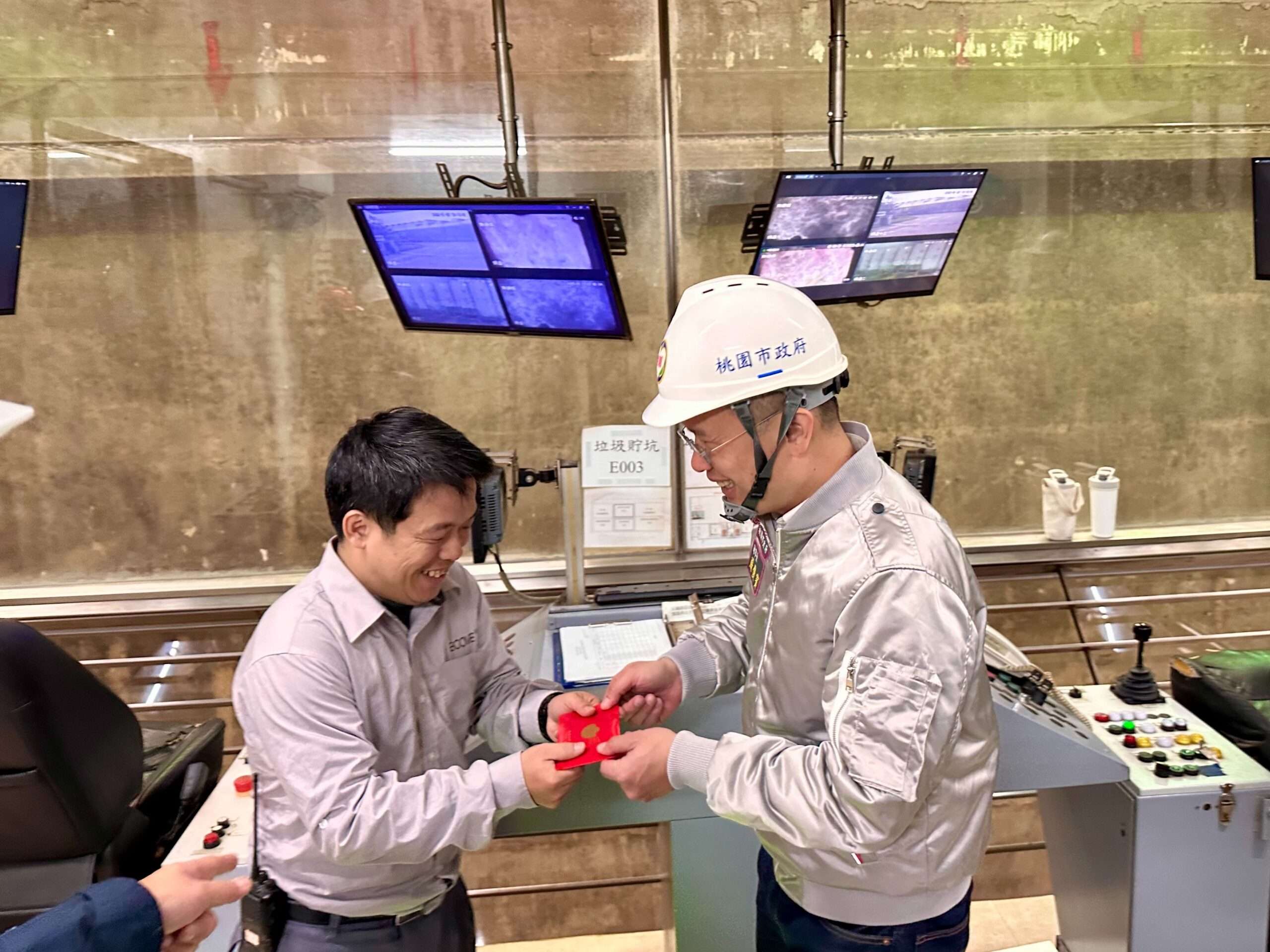 桃園清潔隊加班清運維護市容 蘇俊賓赴欣榮焚化爐發福袋 S 36675615 scaled