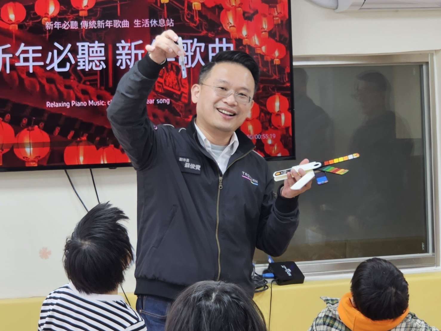 溫暖過新年!蘇俊賓送另類「紅包」陪伴安置兒少 S 36757709