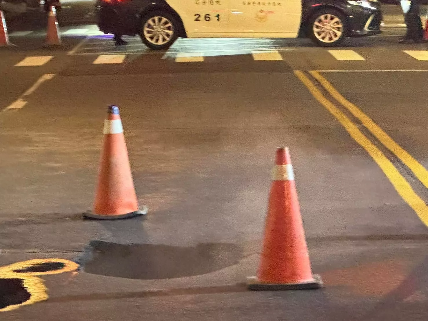 桃園區中正路出現天坑冒煙 上班時間緊急封路釀塞車 桃園區中正路出現天坑冒煙 上班時間緊急封路釀塞車