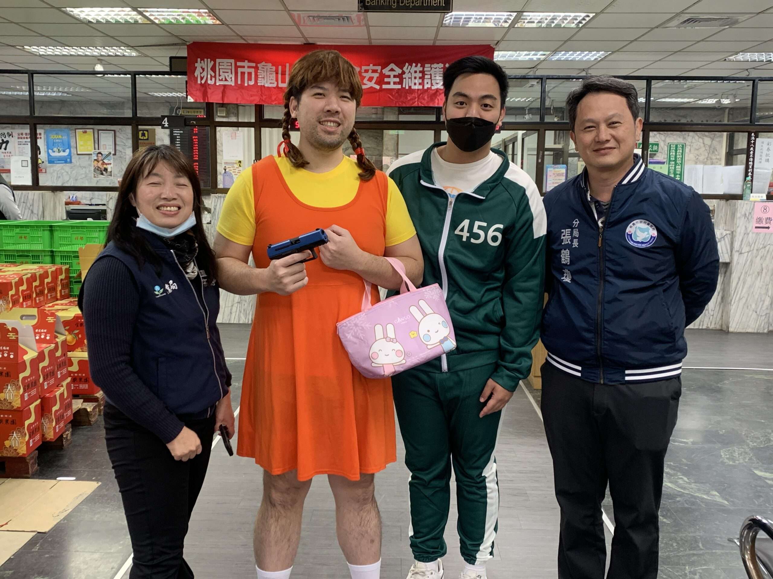 龜山警防搶演練出奇招 扮《魷魚遊戲》英熙娃娃、456號參賽者 S 372736043 scaled