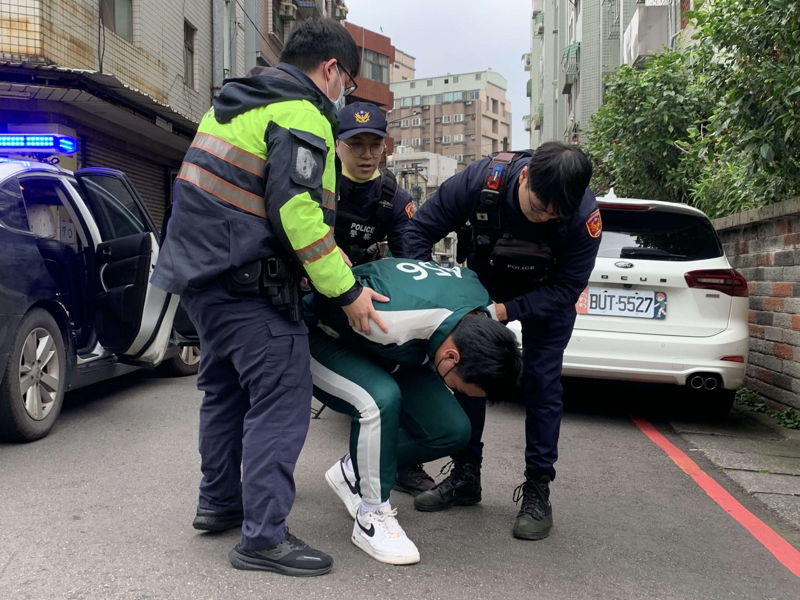 龜山警防搶演練出奇招 扮《魷魚遊戲》英熙娃娃、456號參賽者 S 372752409 scaled