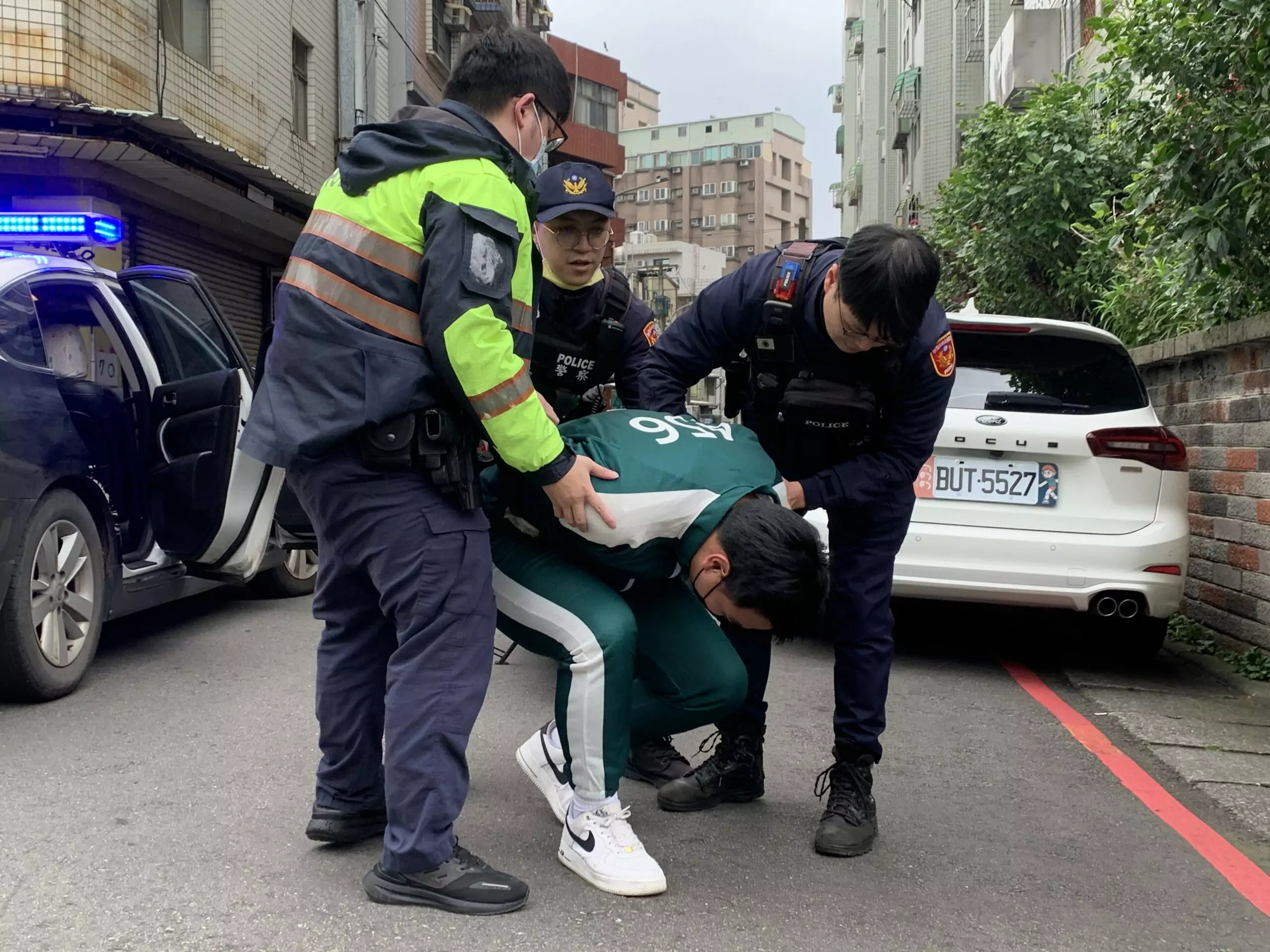 龜山警防搶演練出奇招 扮《魷魚遊戲》英熙娃娃、456號參賽者 S 372752409 scaled