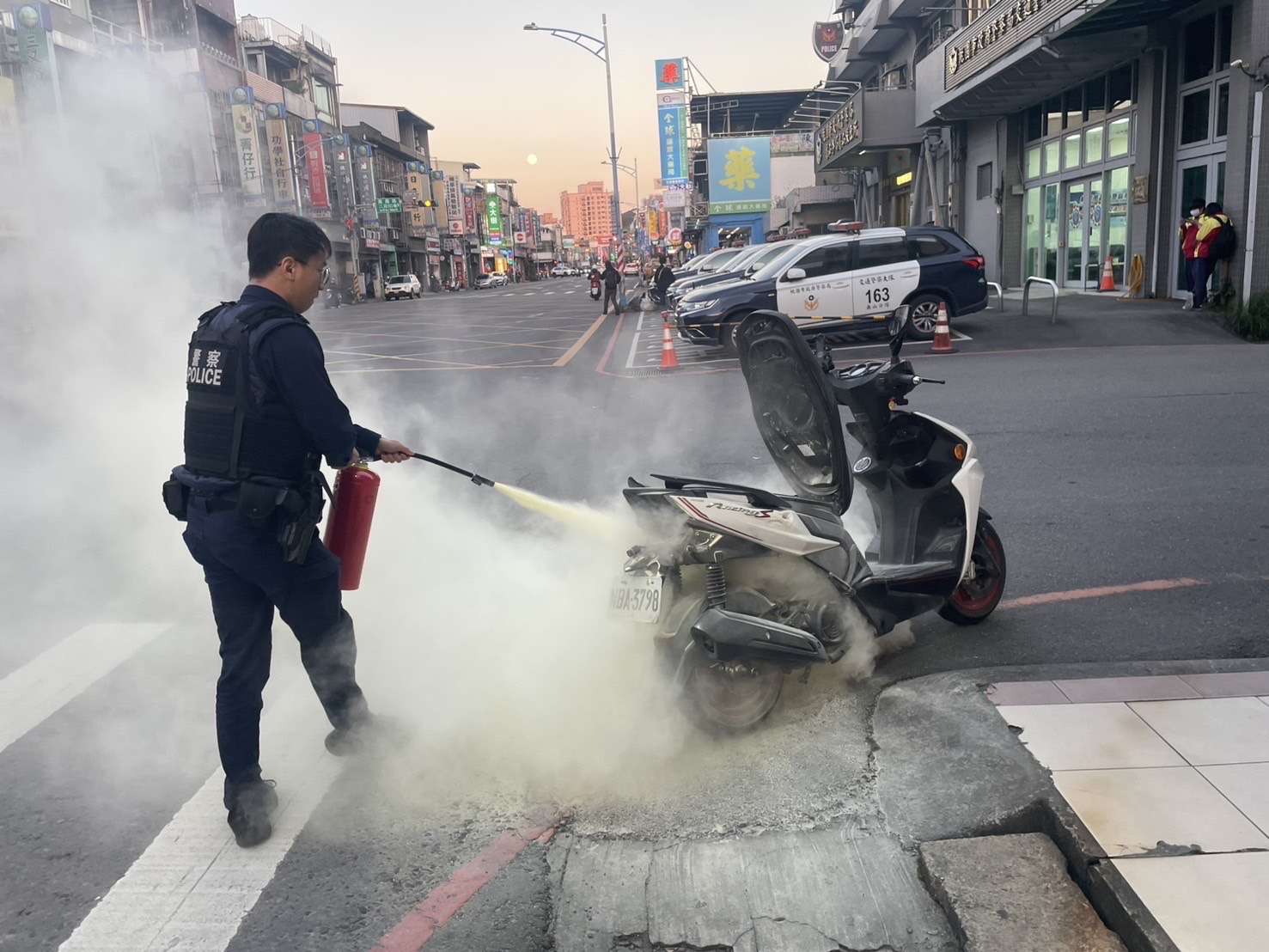 機車騎到一半竟冒煙 龜山警即刻救援 S 373154014
