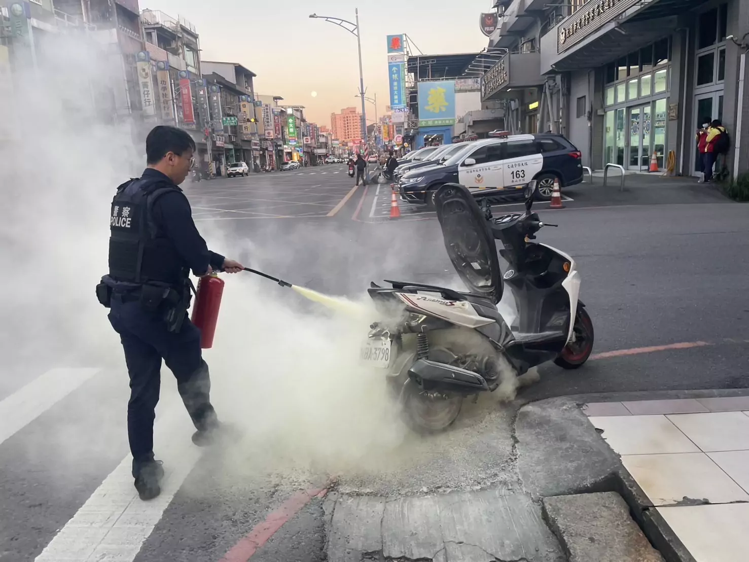 機車騎到一半竟冒煙 龜山警即刻救援 S 373154014