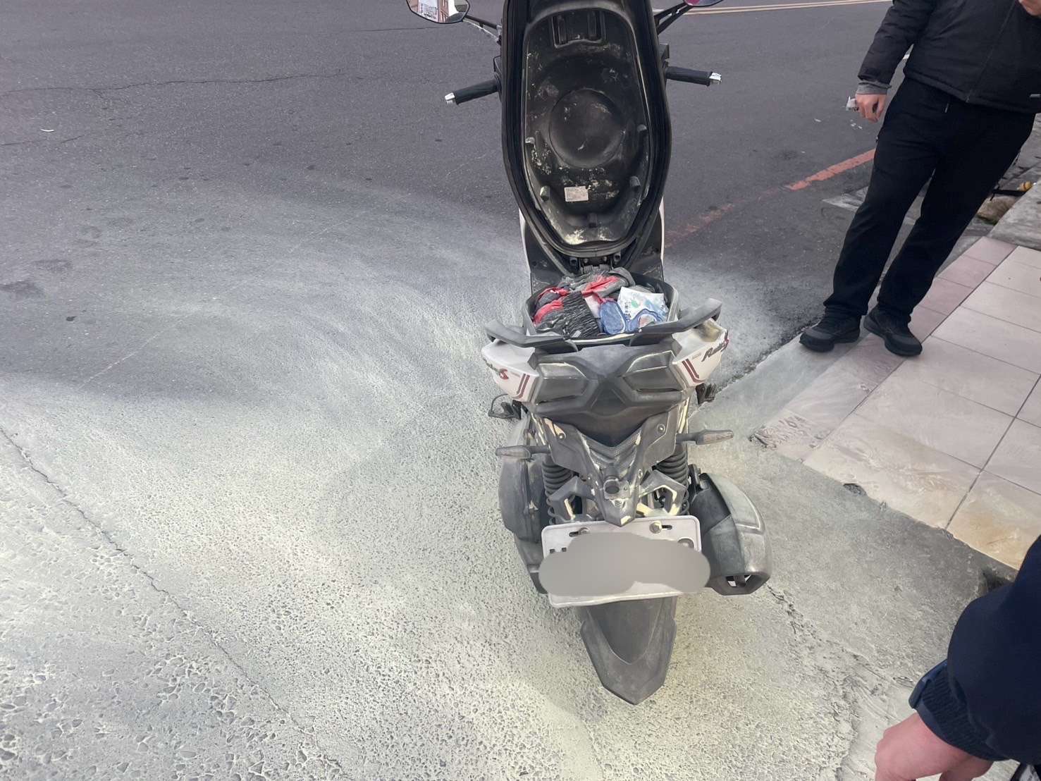機車騎到一半竟冒煙 龜山警即刻救援 S 373154016