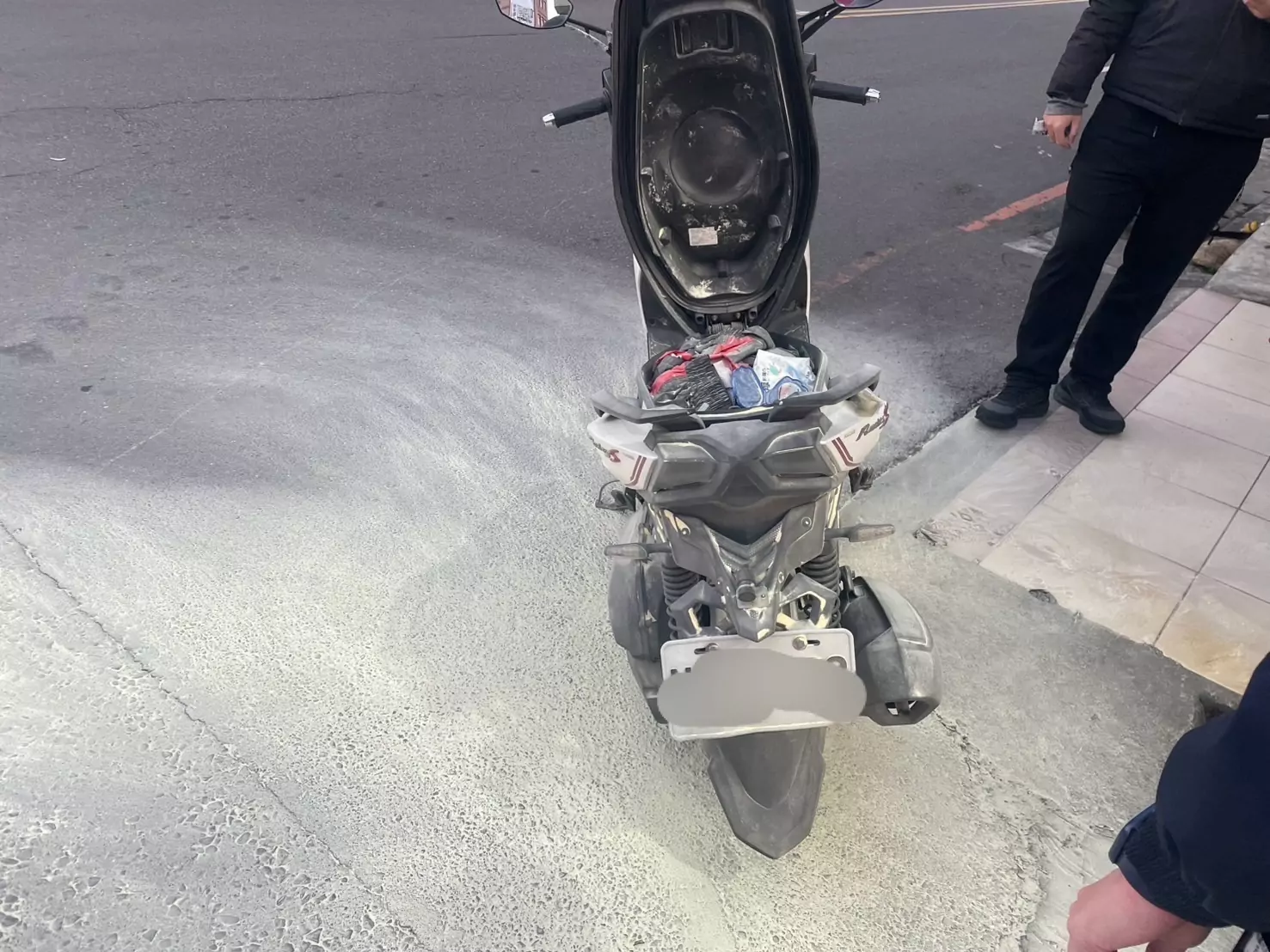 機車騎到一半竟冒煙 龜山警即刻救援 S 373154016