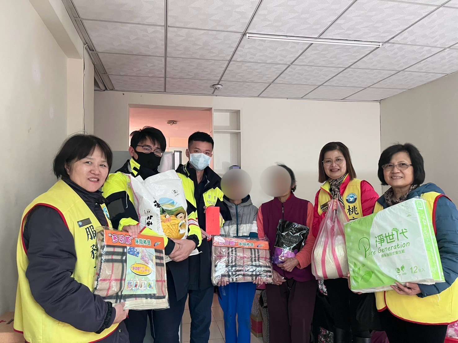 龜山大華派出所攜手警友站送暖 助弱勢家庭過好年 S 373375125