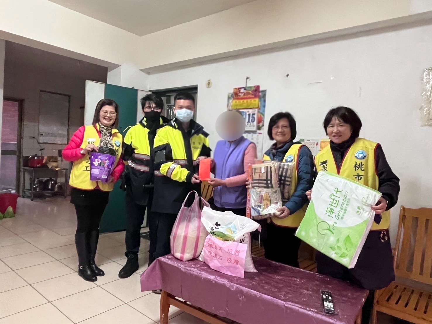 龜山大華派出所攜手警友站送暖 助弱勢家庭過好年 S 373375126
