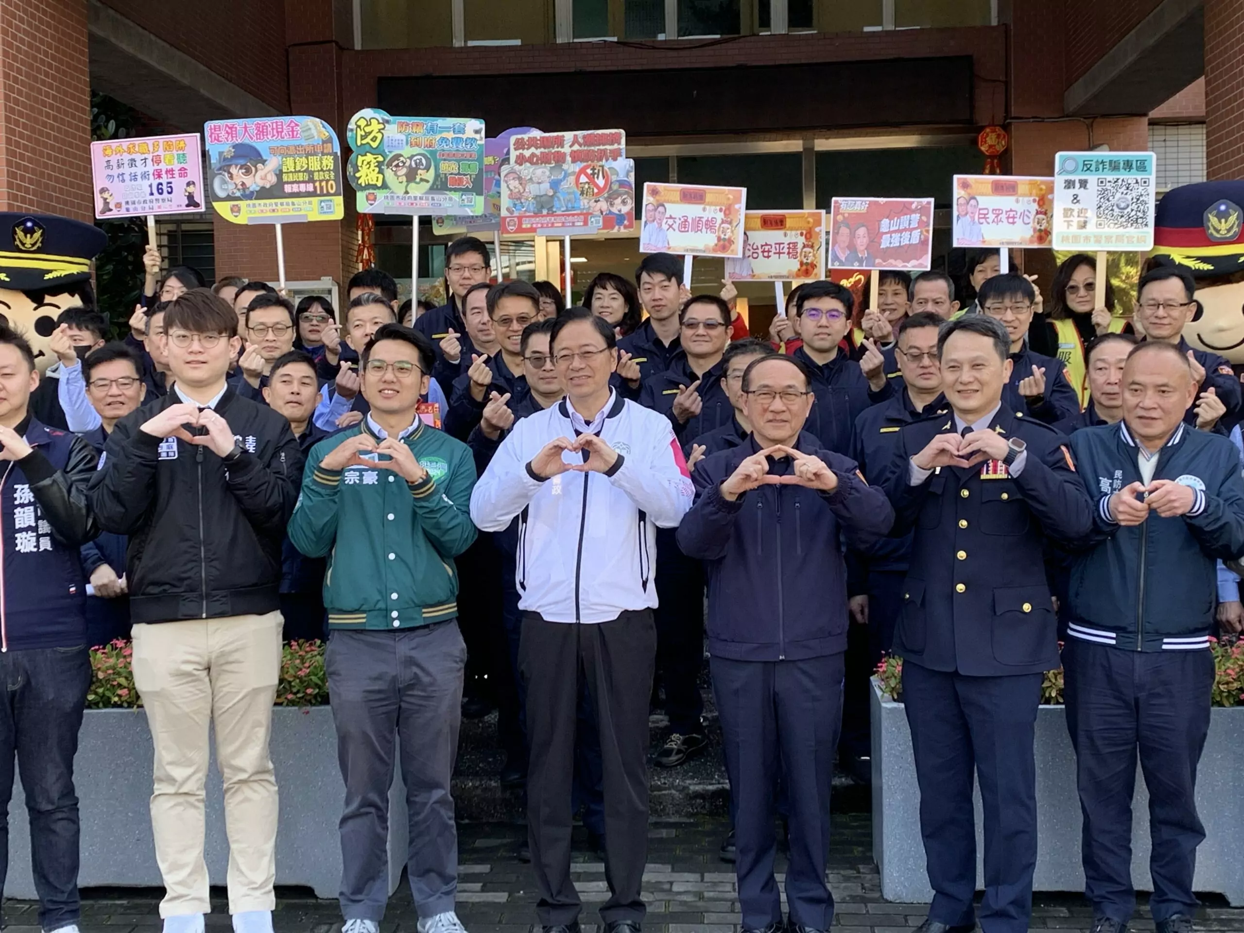 春節連假守護民眾安全 張善政贈禮慰勞龜山警力 S 373530657 scaled