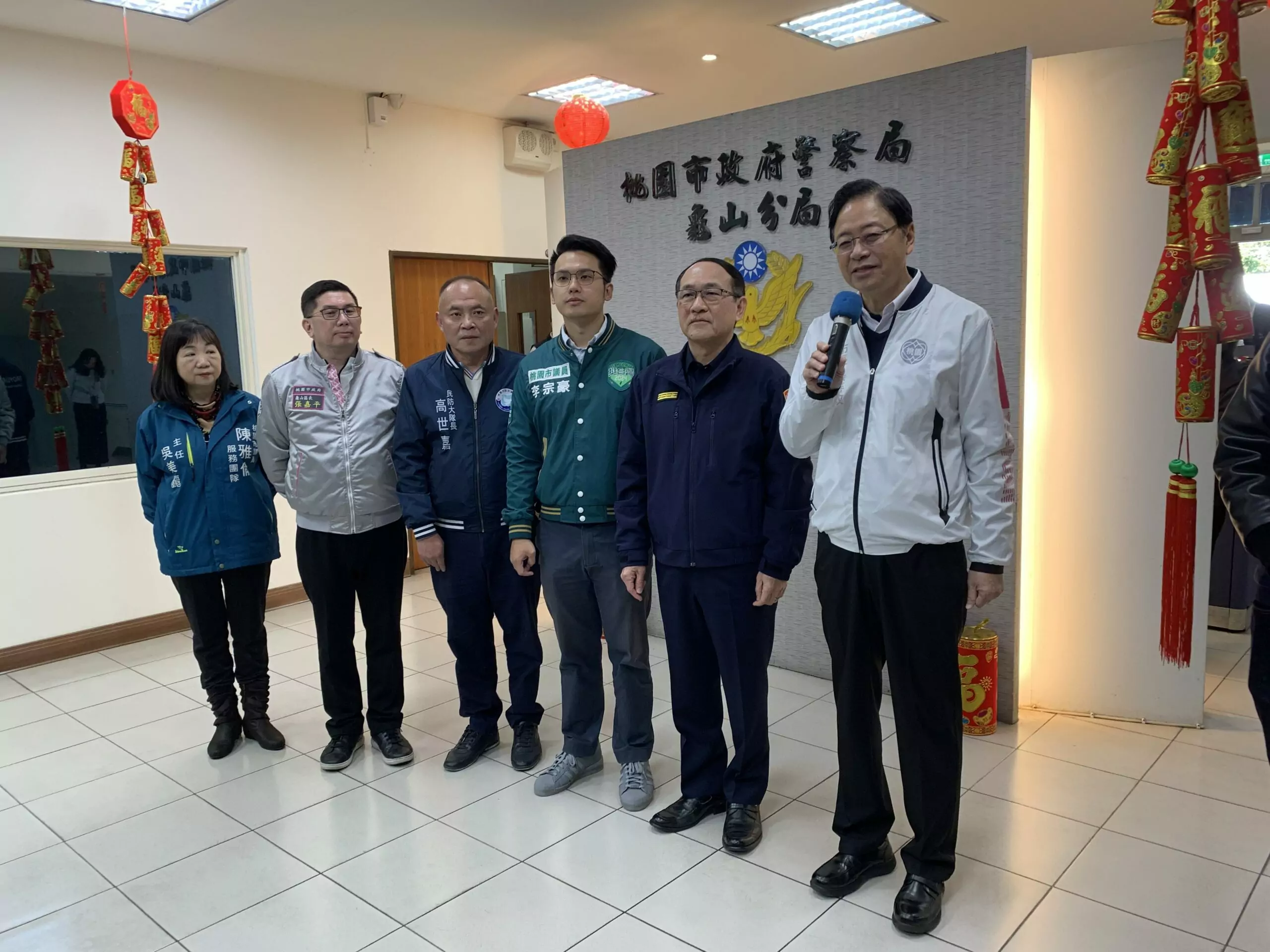 春節連假守護民眾安全 張善政贈禮慰勞龜山警力 S 373530663 scaled