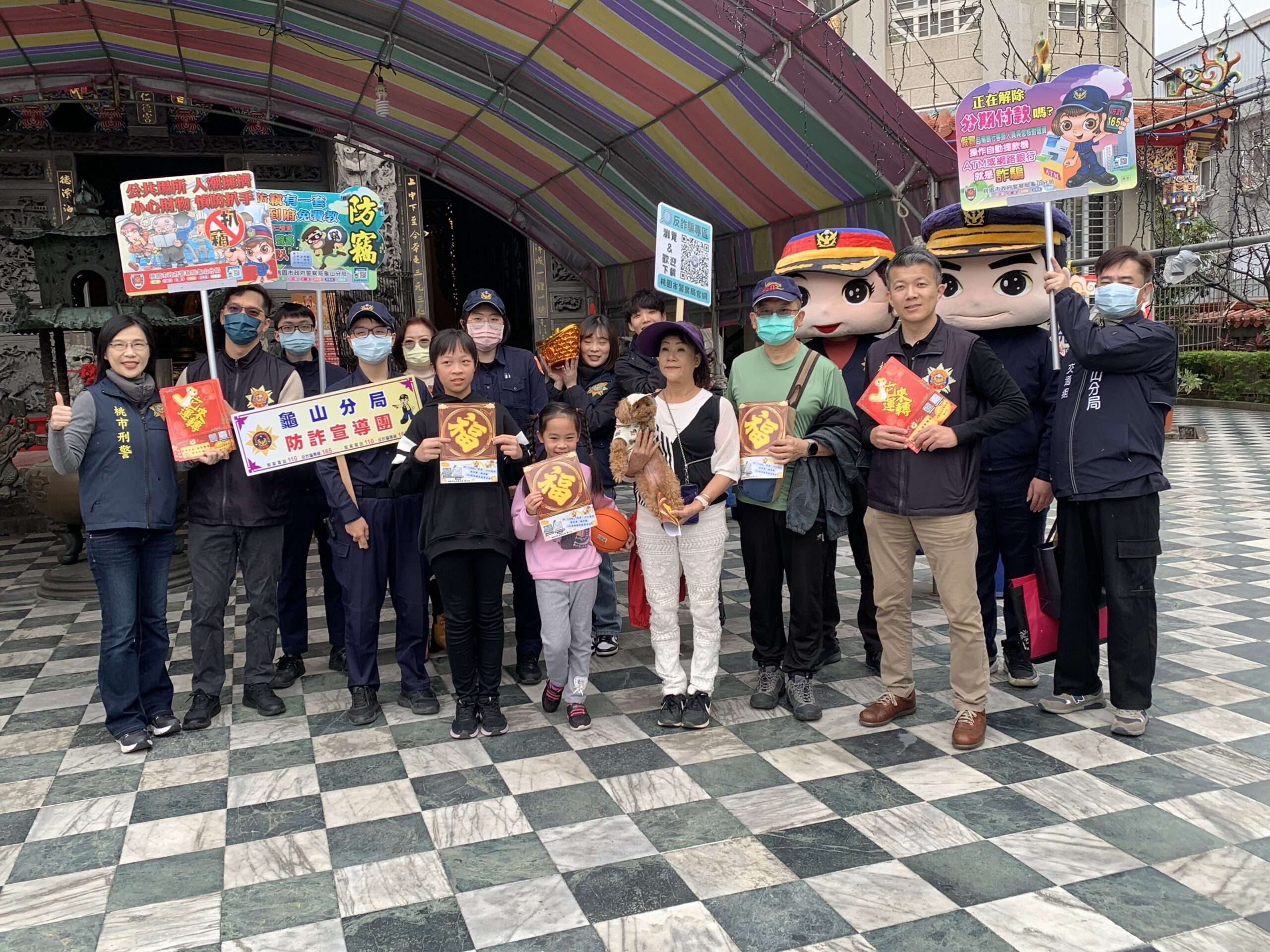 龜山警走入市場發紅包袋 加強民眾防竊觀念 S 373678106 scaled