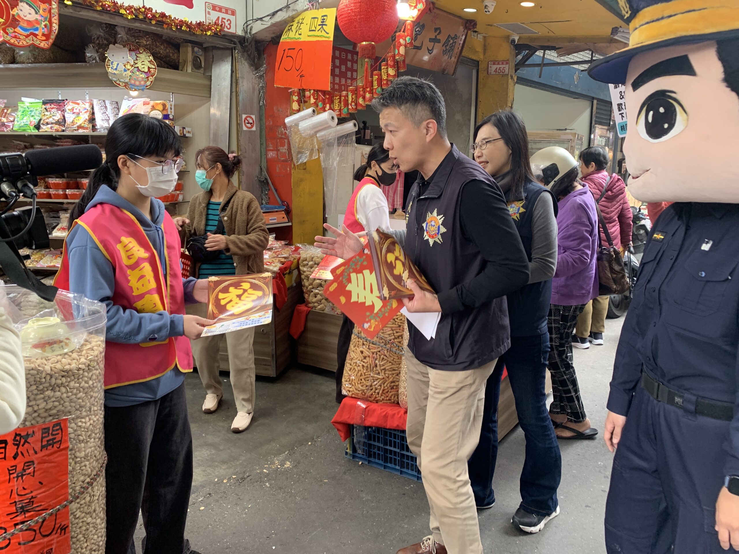 龜山警走入市場發紅包袋 加強民眾防竊觀念 S 373678109 scaled