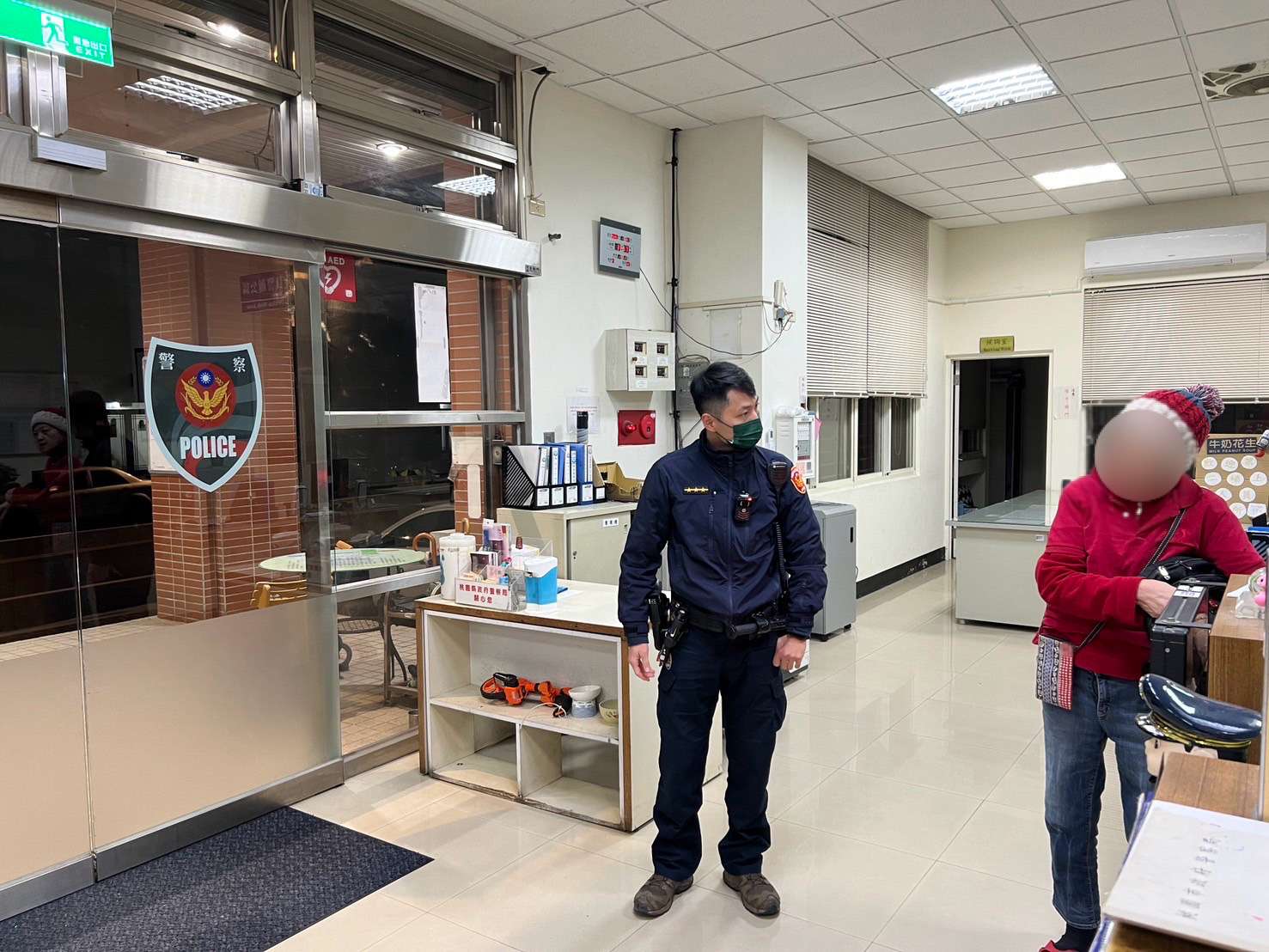 年初二老婦深夜迷途 龜山警助其返家 S 374251524