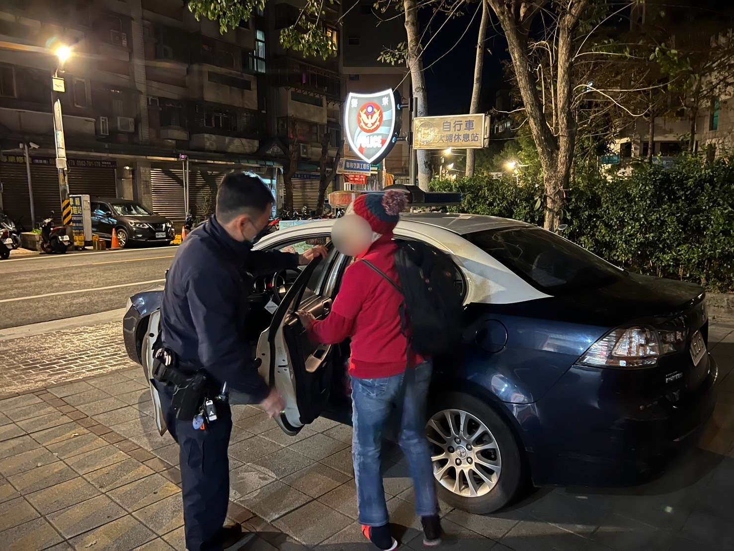 年初二老婦深夜迷途 龜山警助其返家 S 374251525