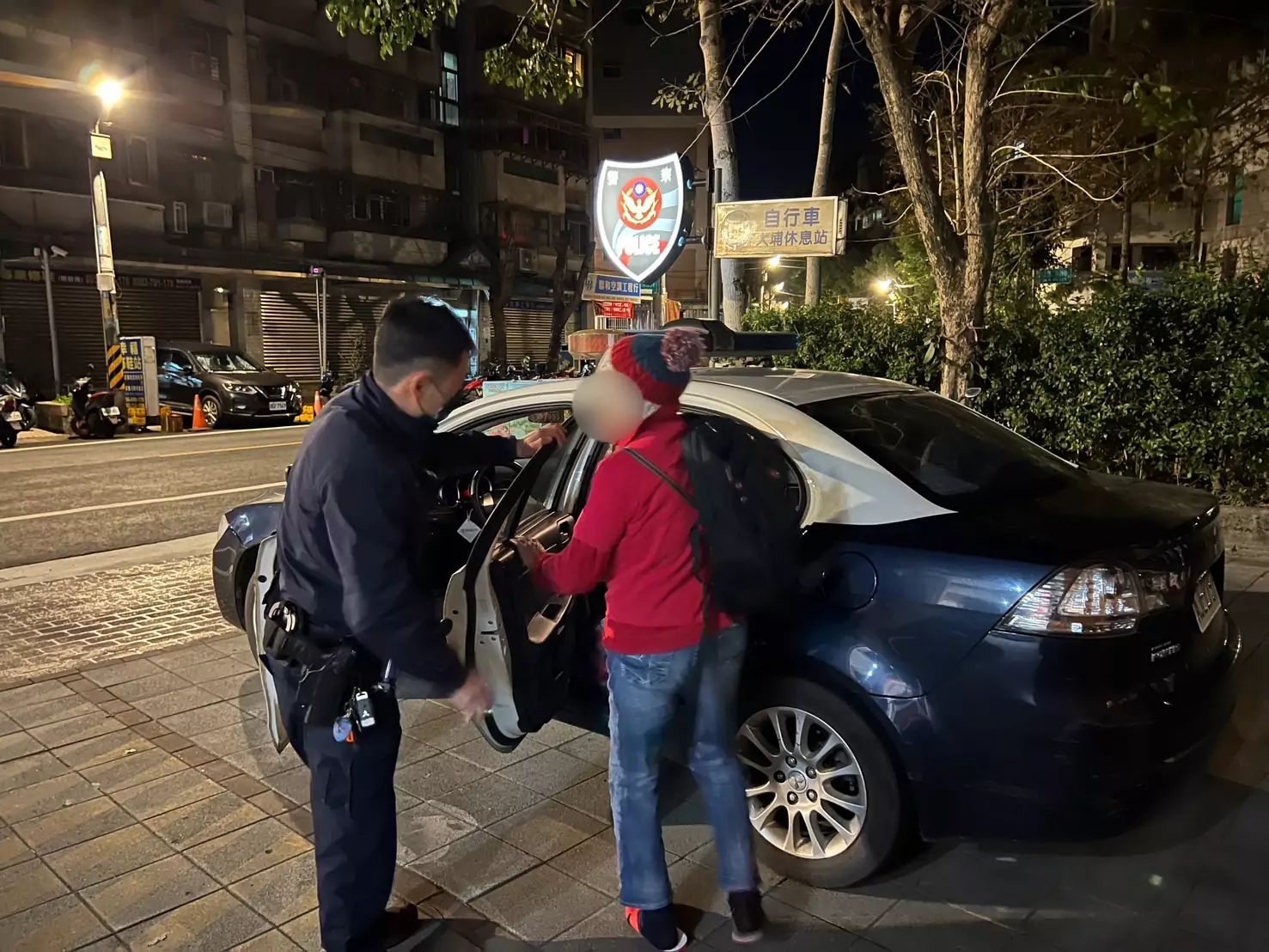 年初二老婦深夜迷途 龜山警助其返家 S 374251525