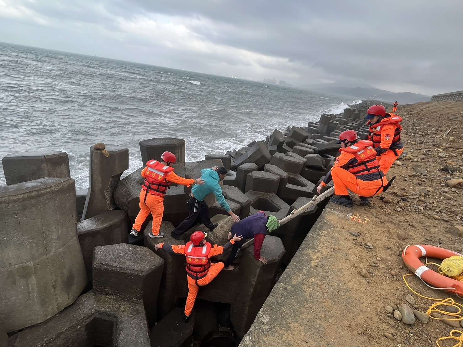 林口外海翻船!2外籍船員失溫獲救 1人下落不明 S 40853655