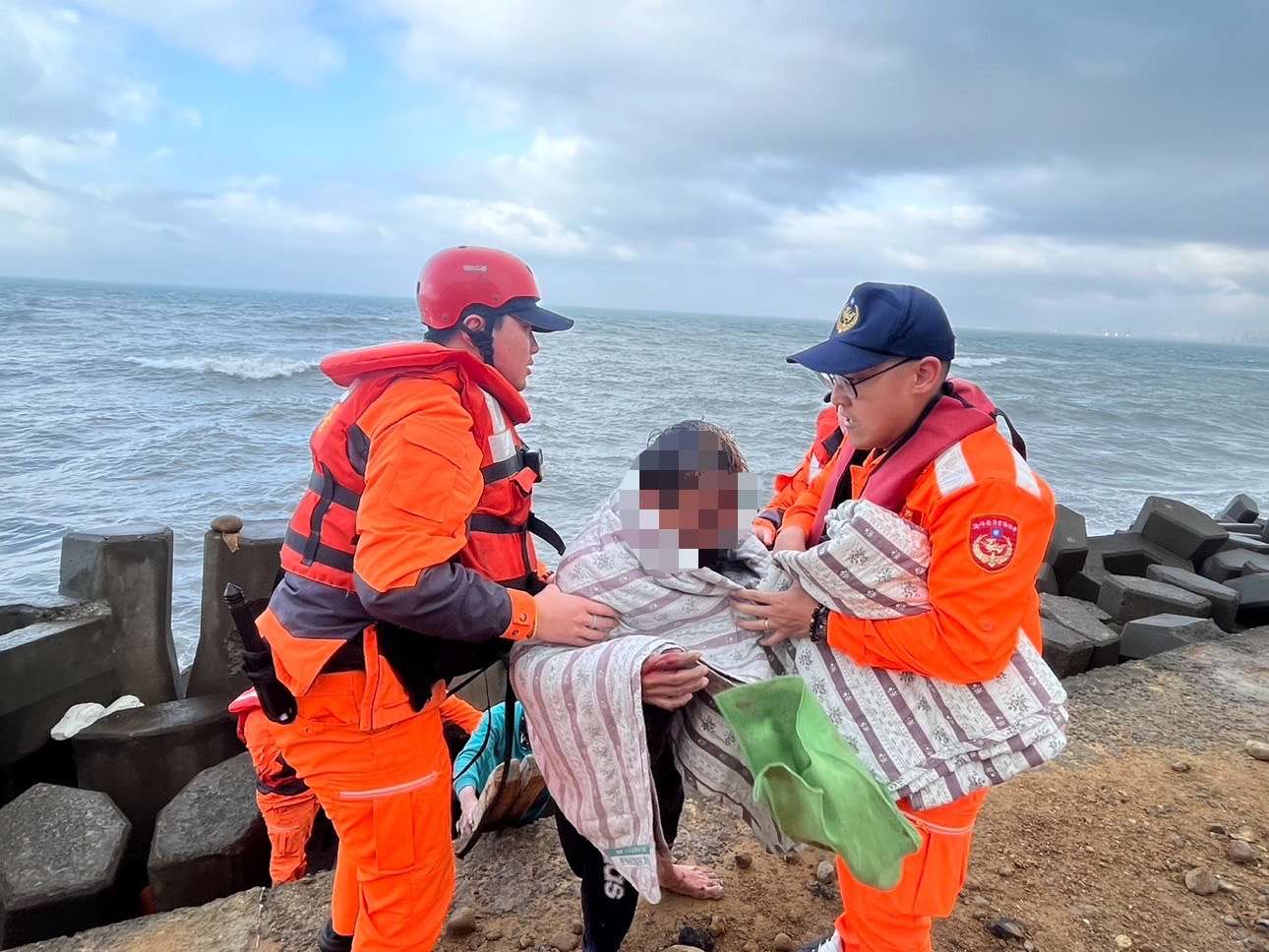 林口外海翻船!2外籍船員失溫獲救 1人下落不明 S 40853659 0
