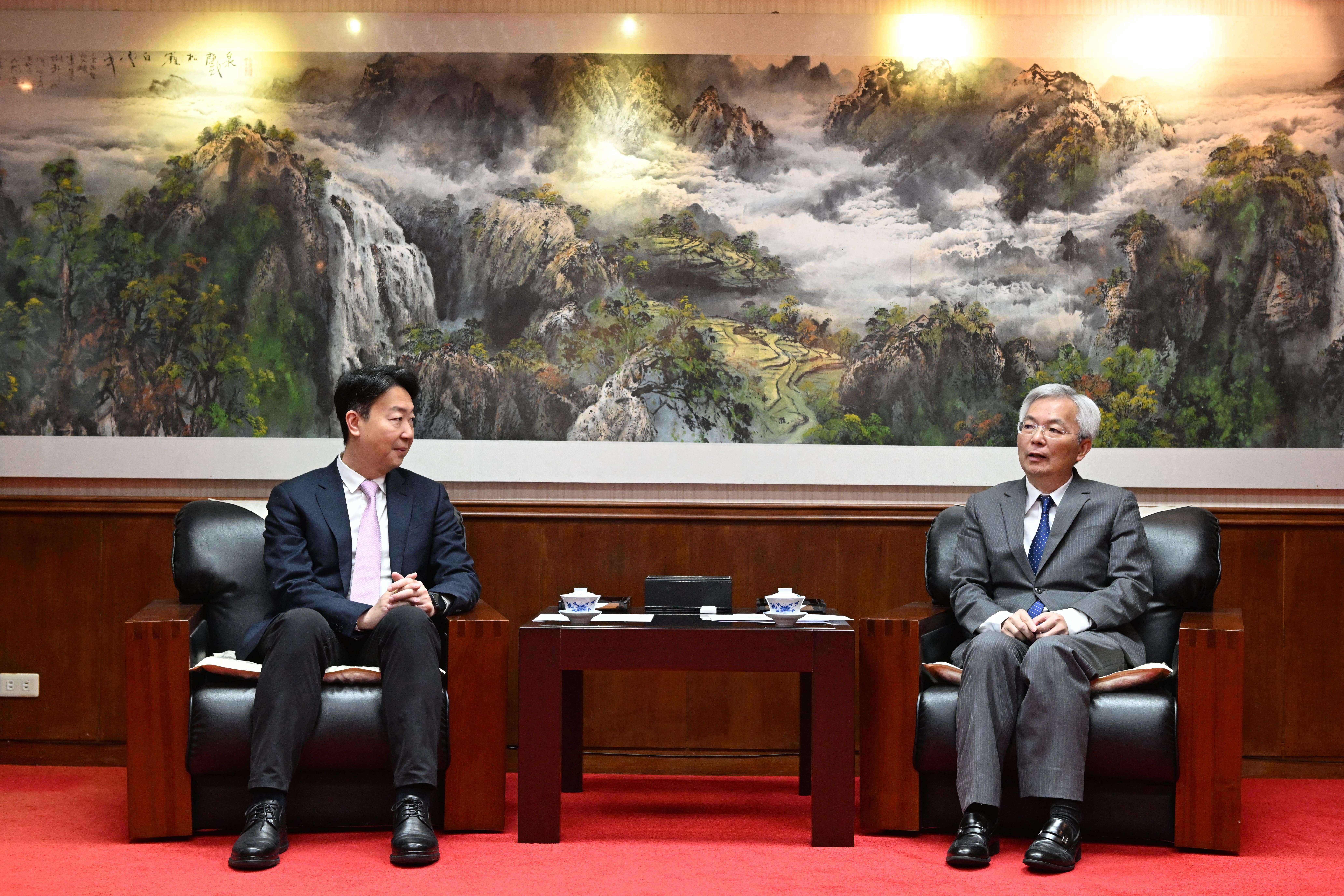 交通部長陳世凱頒贈加菜金 警政署長張榮興:全力推動事故防制 S 43213337 0