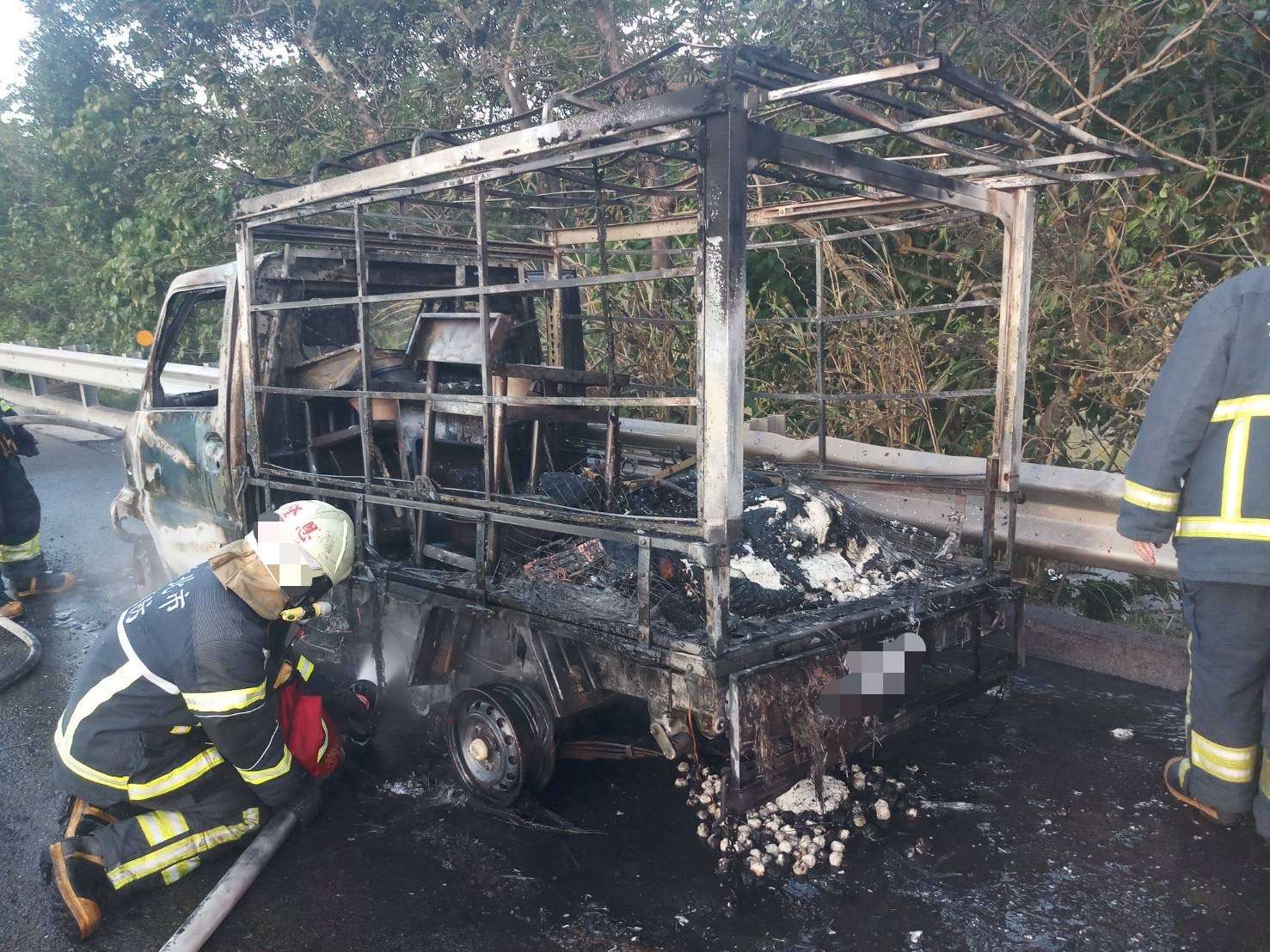 國3大溪路段火燒車!小貨車遭惡火吞噬 整輛燒剩骨架 S 46358602