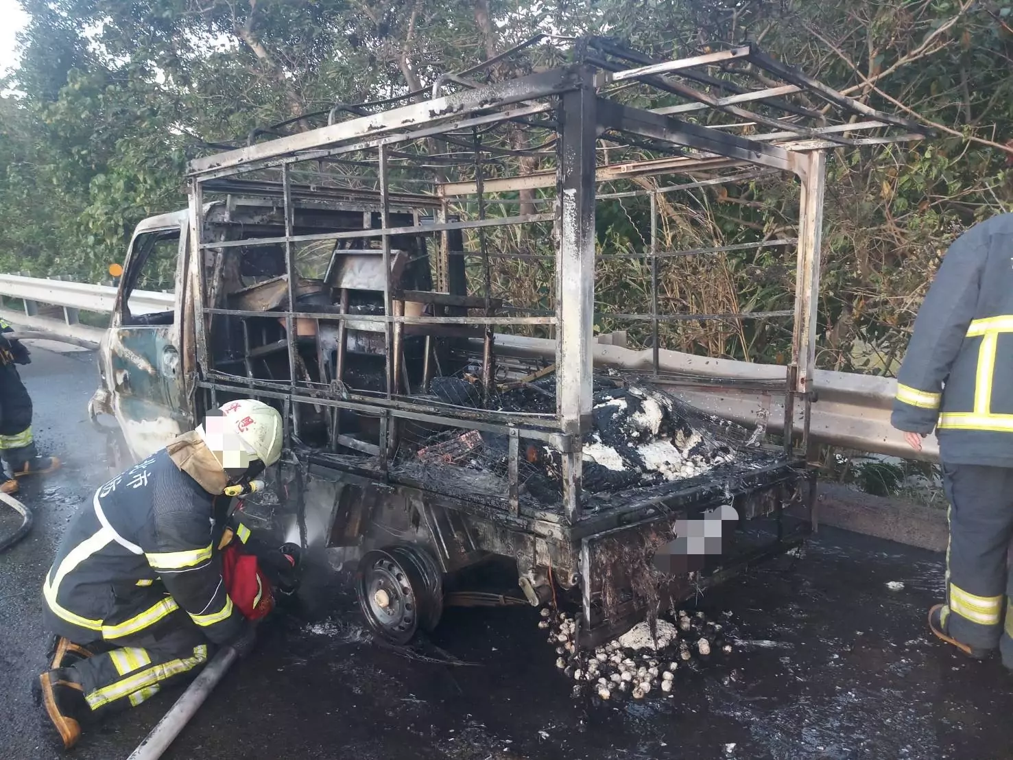國3大溪路段火燒車!小貨車遭惡火吞噬 整輛燒剩骨架 S 46358602
