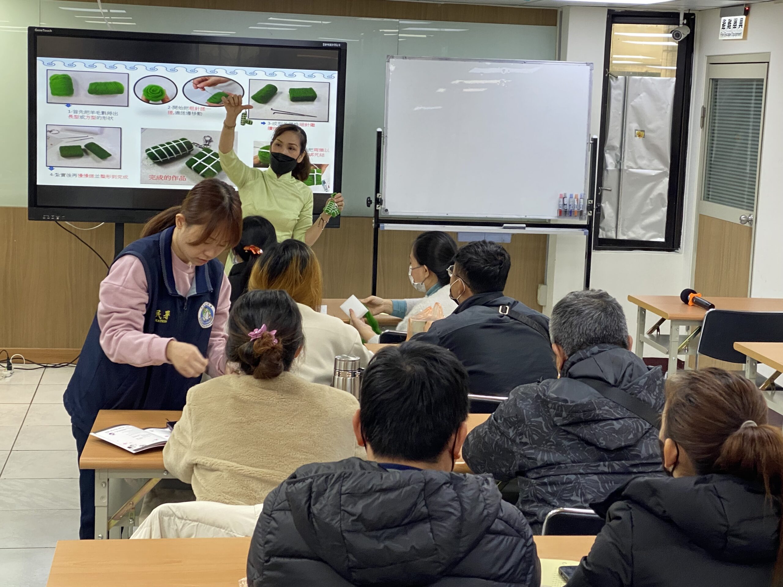 移民署桃園站迎春節 新住民做「越南粽」鑰匙圈交流家鄉文化 S 63954953 scaled