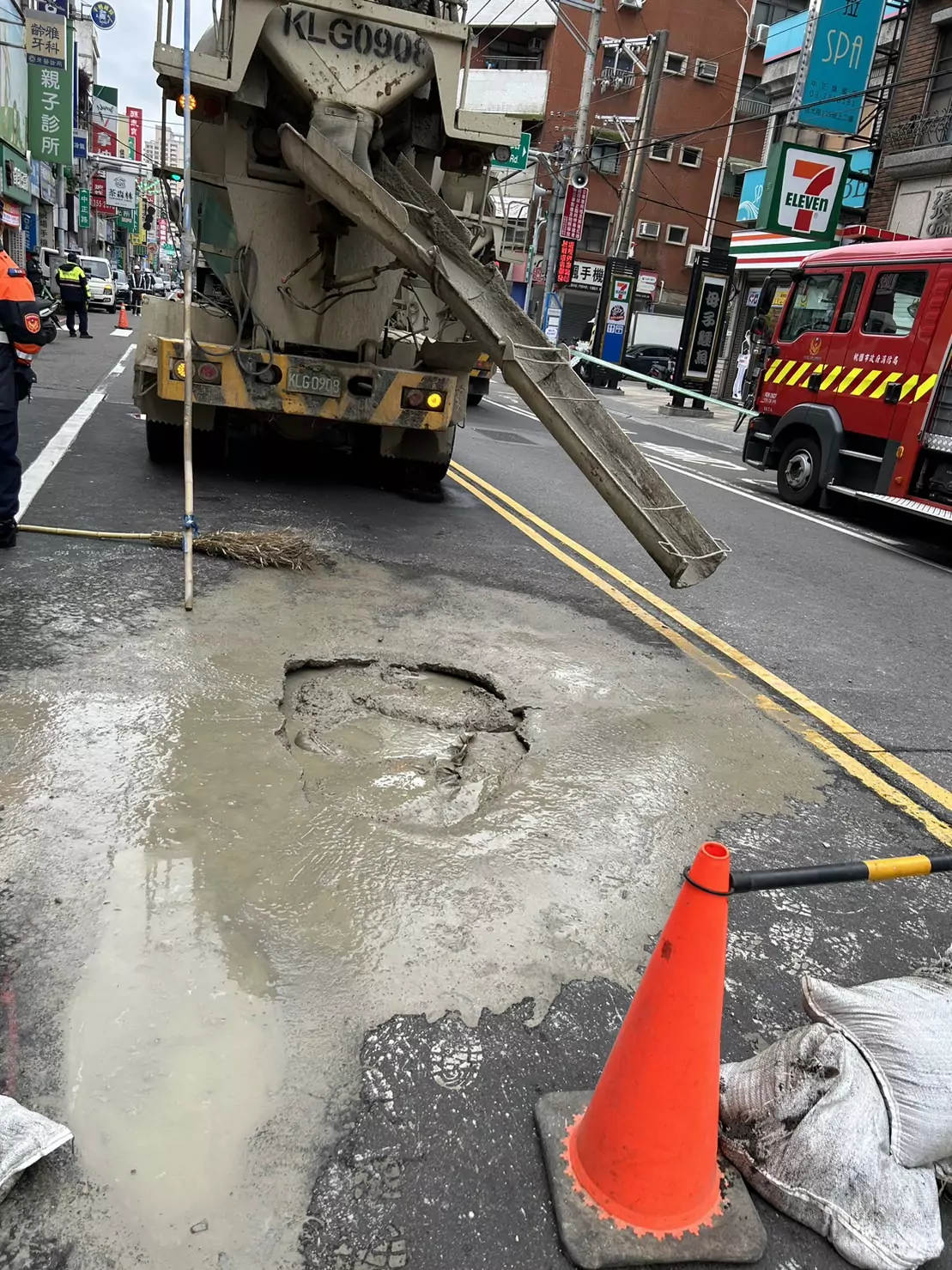 桃園區中正路出現天坑冒煙 上班時間緊急封路釀塞車 S 64364582