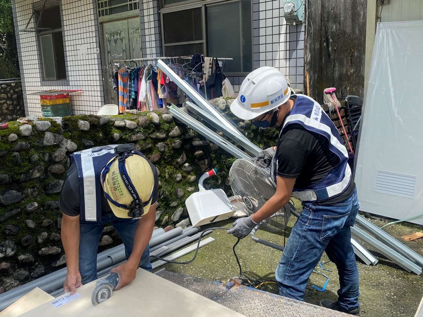 【根基繕循環計畫】嘉義市長黃敏惠親訪弱勢家庭 感謝根基公益修繕 S 69935285