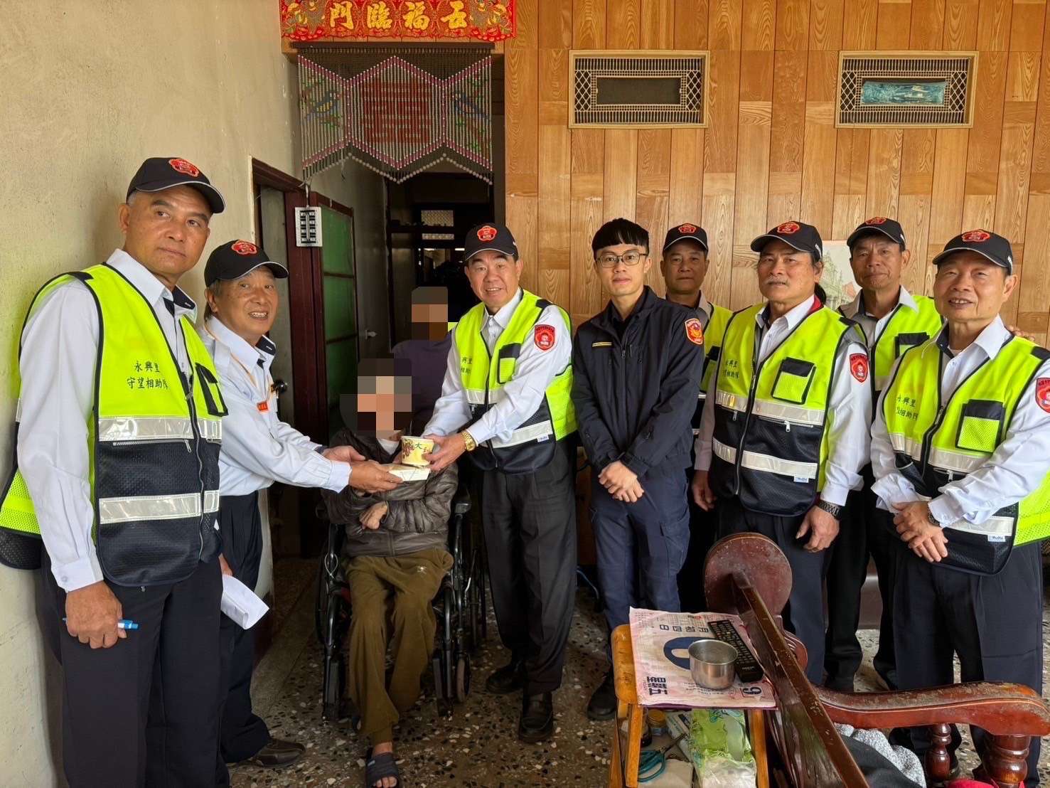 楊梅警寒冬送暖 為弱勢民眾送上愛心物資 S 72114191 0