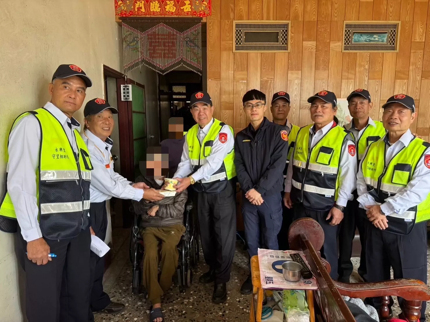 楊梅警寒冬送暖 為弱勢民眾送上愛心物資 S 72114191 0
