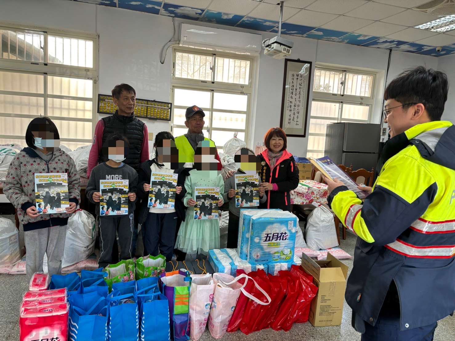 楊梅警春節前夕送溫暖 攜手民間團體助弱勢過好年 S 72392786 0
