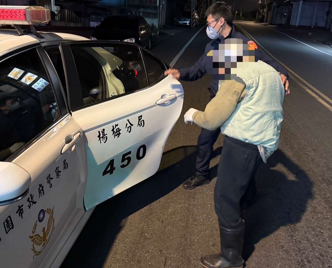 失智翁偷溜出門被通報失蹤 楊梅警在這找到他 S 72417351 0