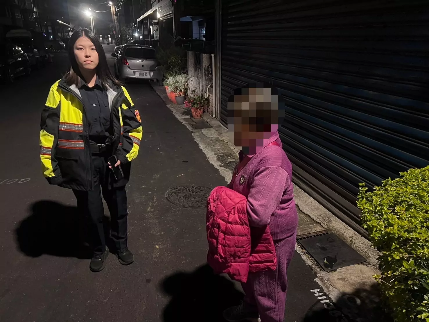 8旬老婦街頭迷途 楊梅警聯絡親人助平安返家 8旬老婦街頭迷途 楊梅警聯絡親人助平安返家