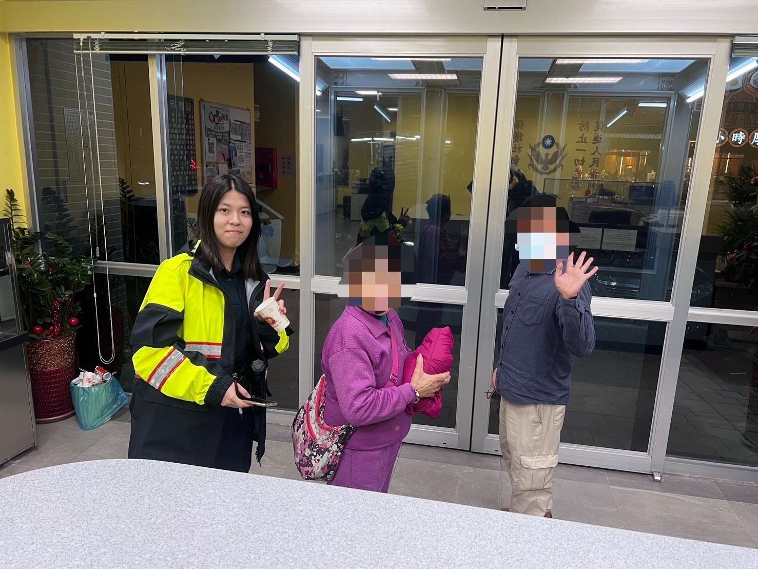 8旬老婦街頭迷途 楊梅警聯絡親人助平安返家 S 72540171 0