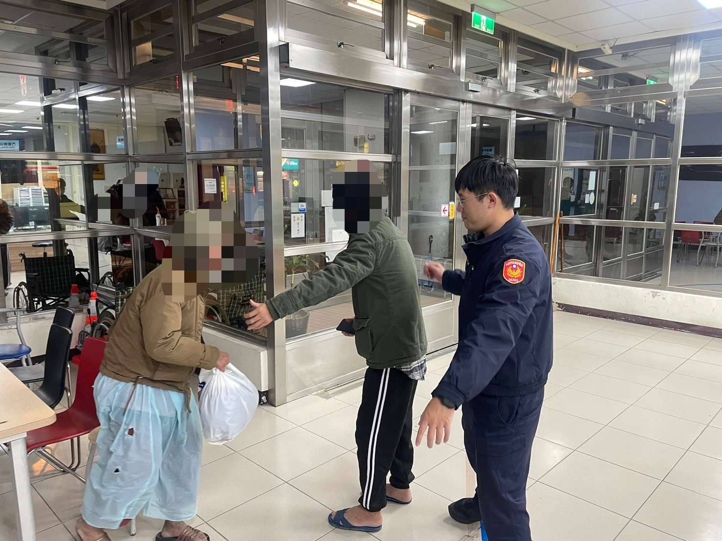 精障翁小年夜迷途 楊梅警助返家團圓 S 72613912 0