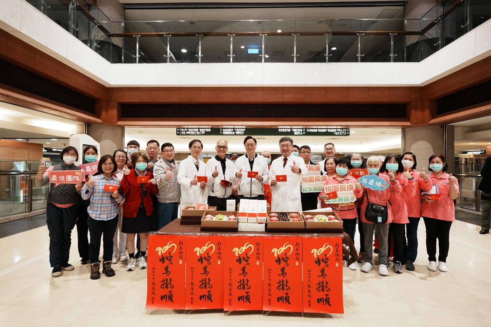 感謝醫護辛勞守護健康 張善政走訪8醫院致贈慰問品 S 758071311