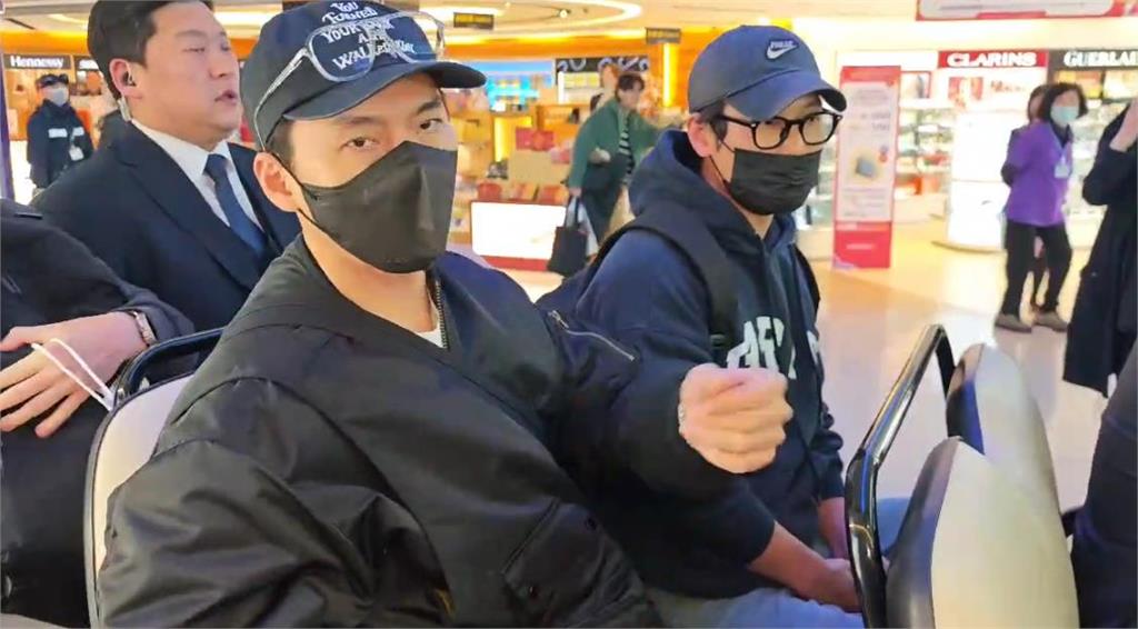 男神玄彬來台宣傳新片 抵桃機親切揮手打招呼