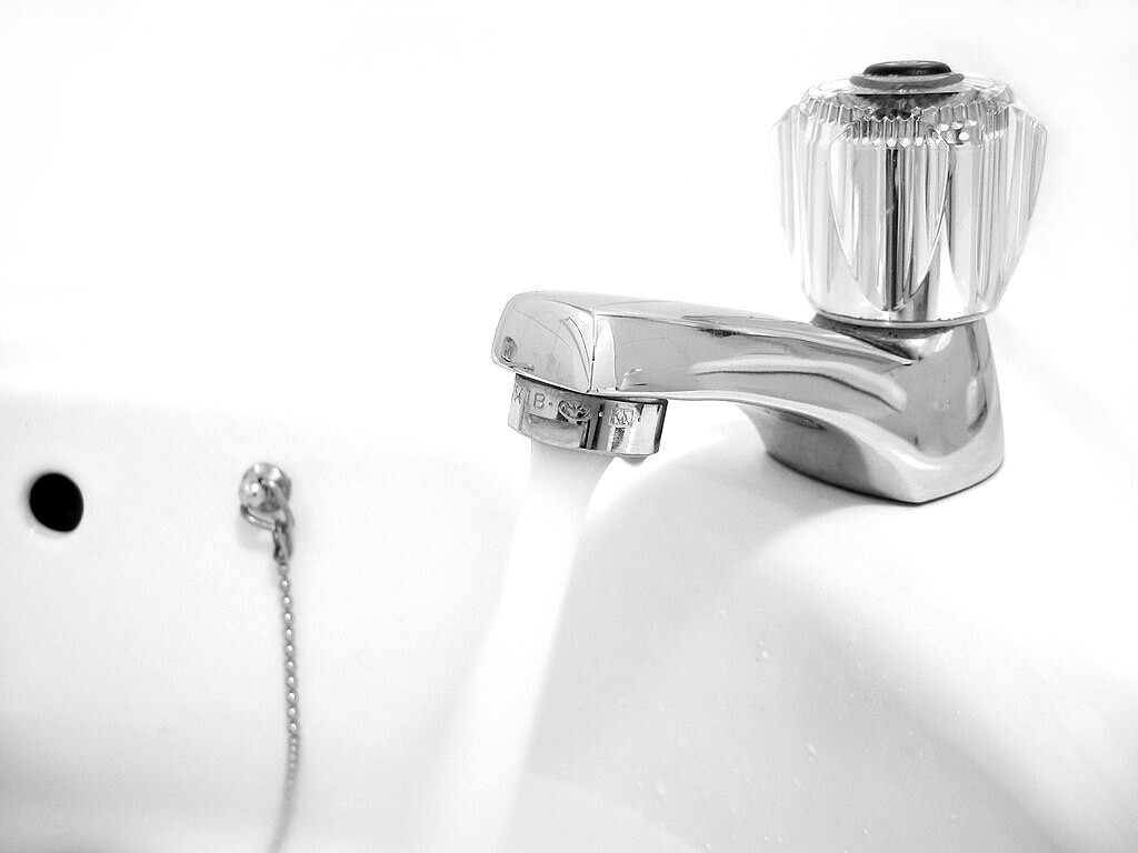 水壺只用清水沖「比馬桶座髒4萬倍」 醫師授2正確洗法