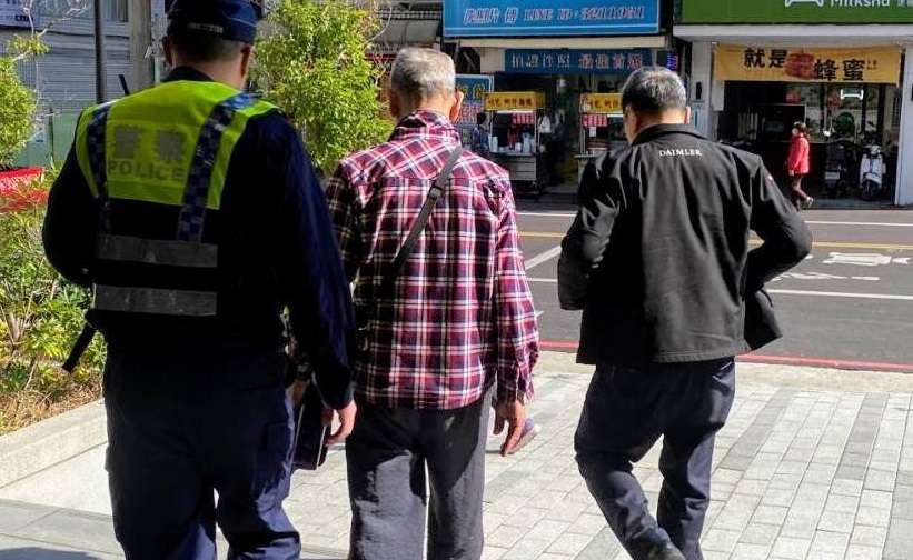 老翁寒風中迷途 蘆竹熱心警民助返家
