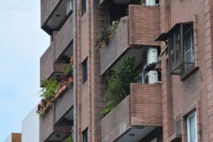 區權會表決「陽台裝鋁窗」他驚：比法官還大？ 判例跟網友想的不一樣